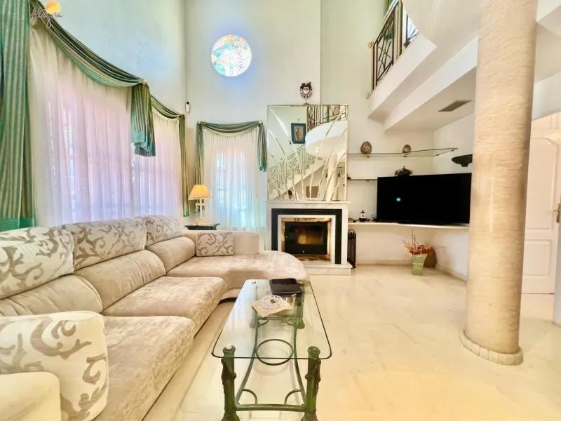 LUXURY AND LIGHT IN LOS BALCONES: YOUR VILLA WITH PRIVATE POOL AND HIGH POTENTIAL