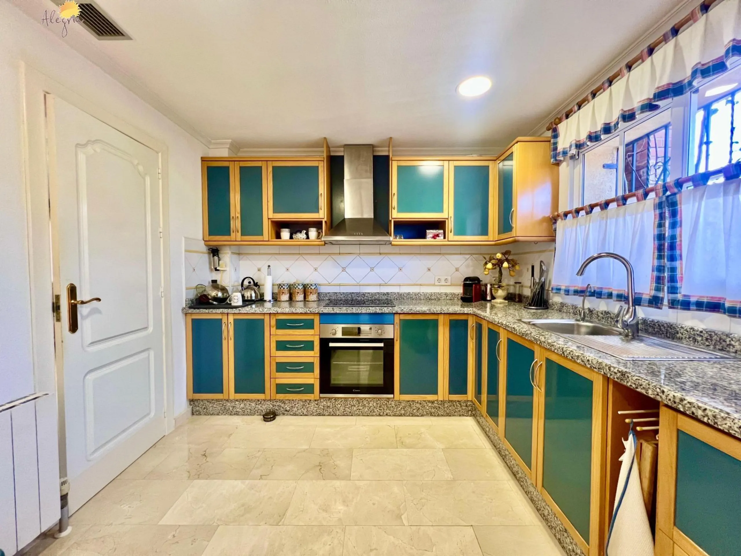 LUXURY AND LIGHT IN LOS BALCONES: YOUR VILLA WITH PRIVATE POOL AND HIGH POTENTIAL