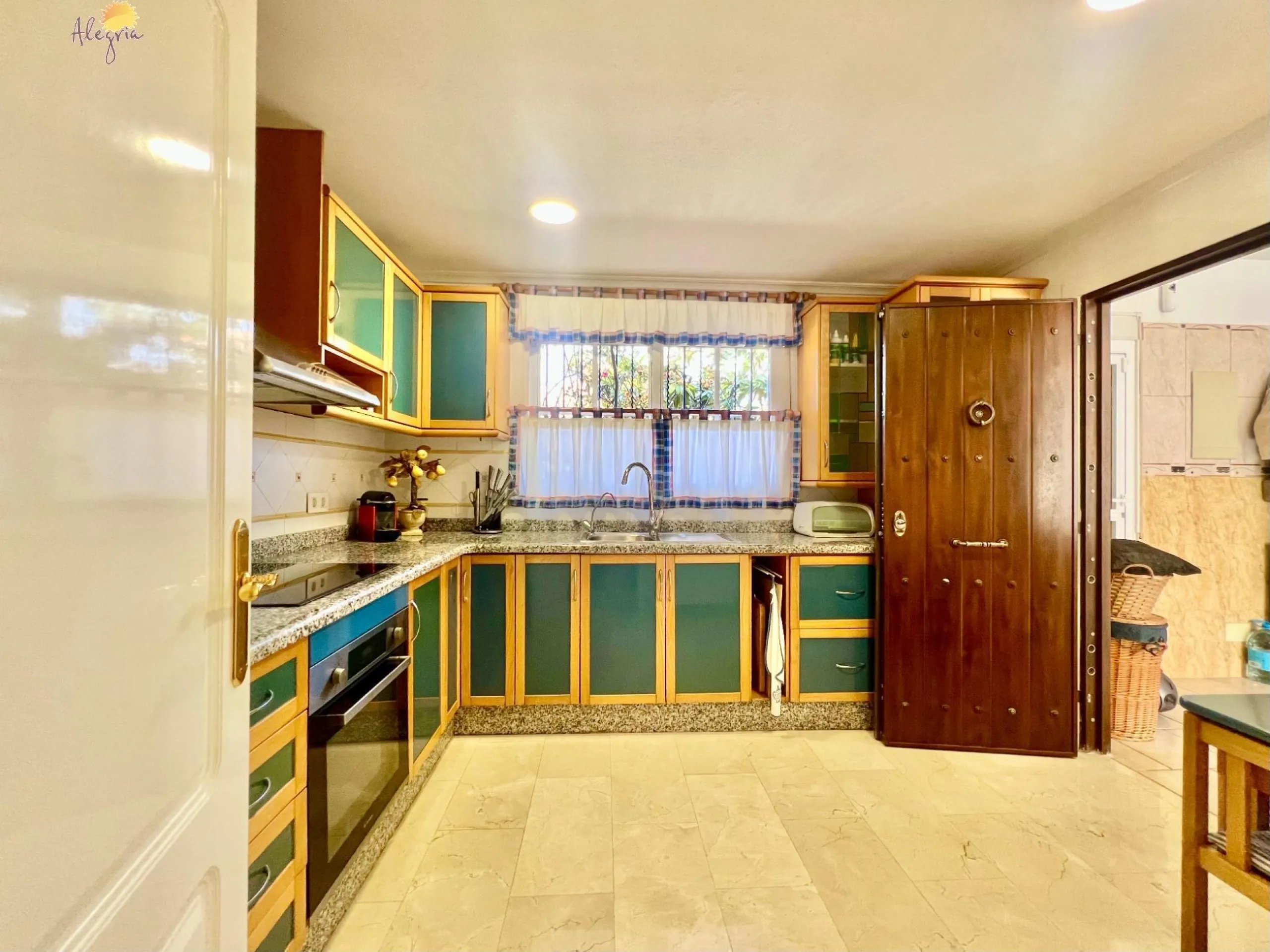LUXURY AND LIGHT IN LOS BALCONES: YOUR VILLA WITH PRIVATE POOL AND HIGH POTENTIAL