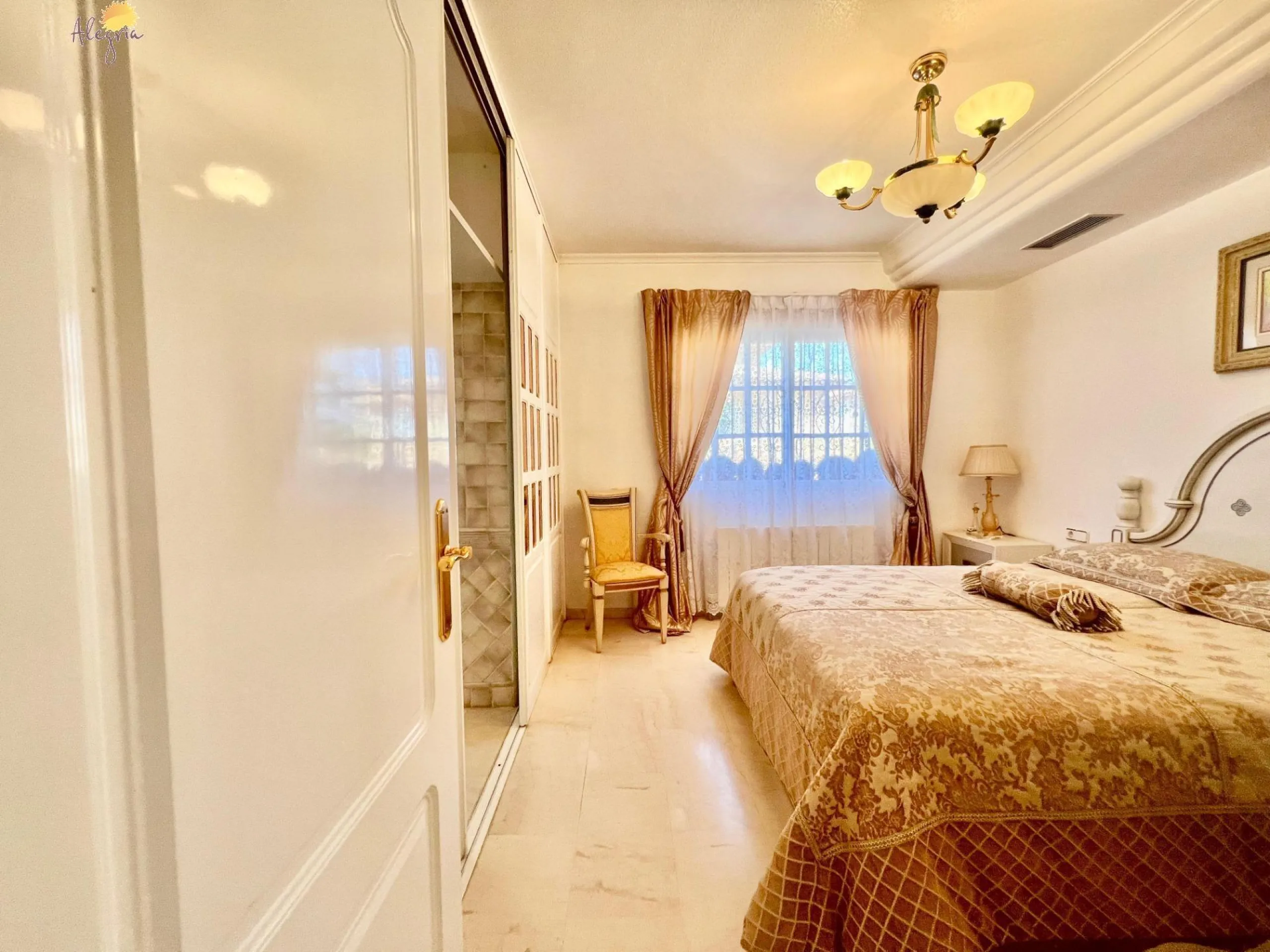LUXURY AND LIGHT IN LOS BALCONES: YOUR VILLA WITH PRIVATE POOL AND HIGH POTENTIAL