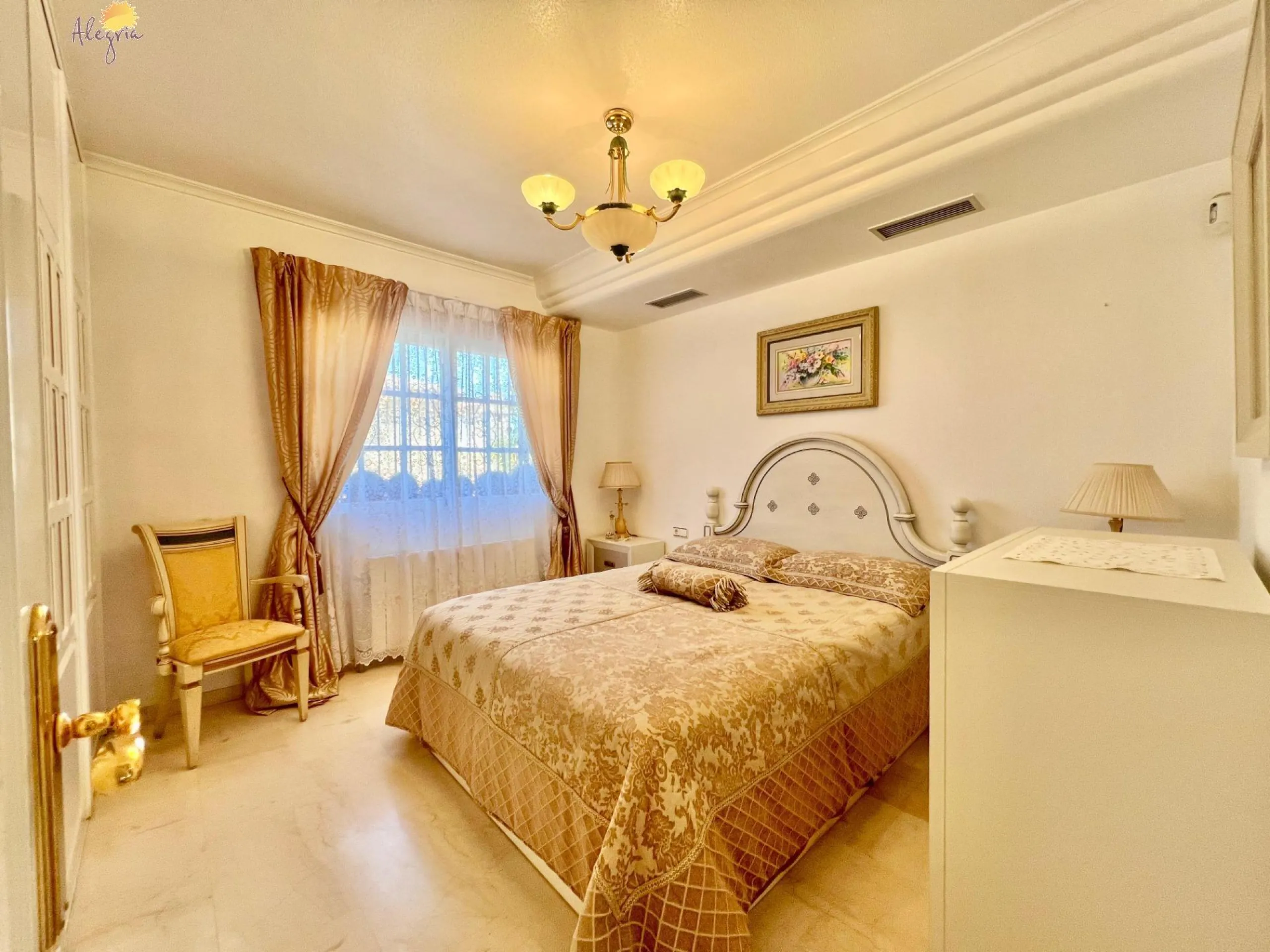 LUXURY AND LIGHT IN LOS BALCONES: YOUR VILLA WITH PRIVATE POOL AND HIGH POTENTIAL