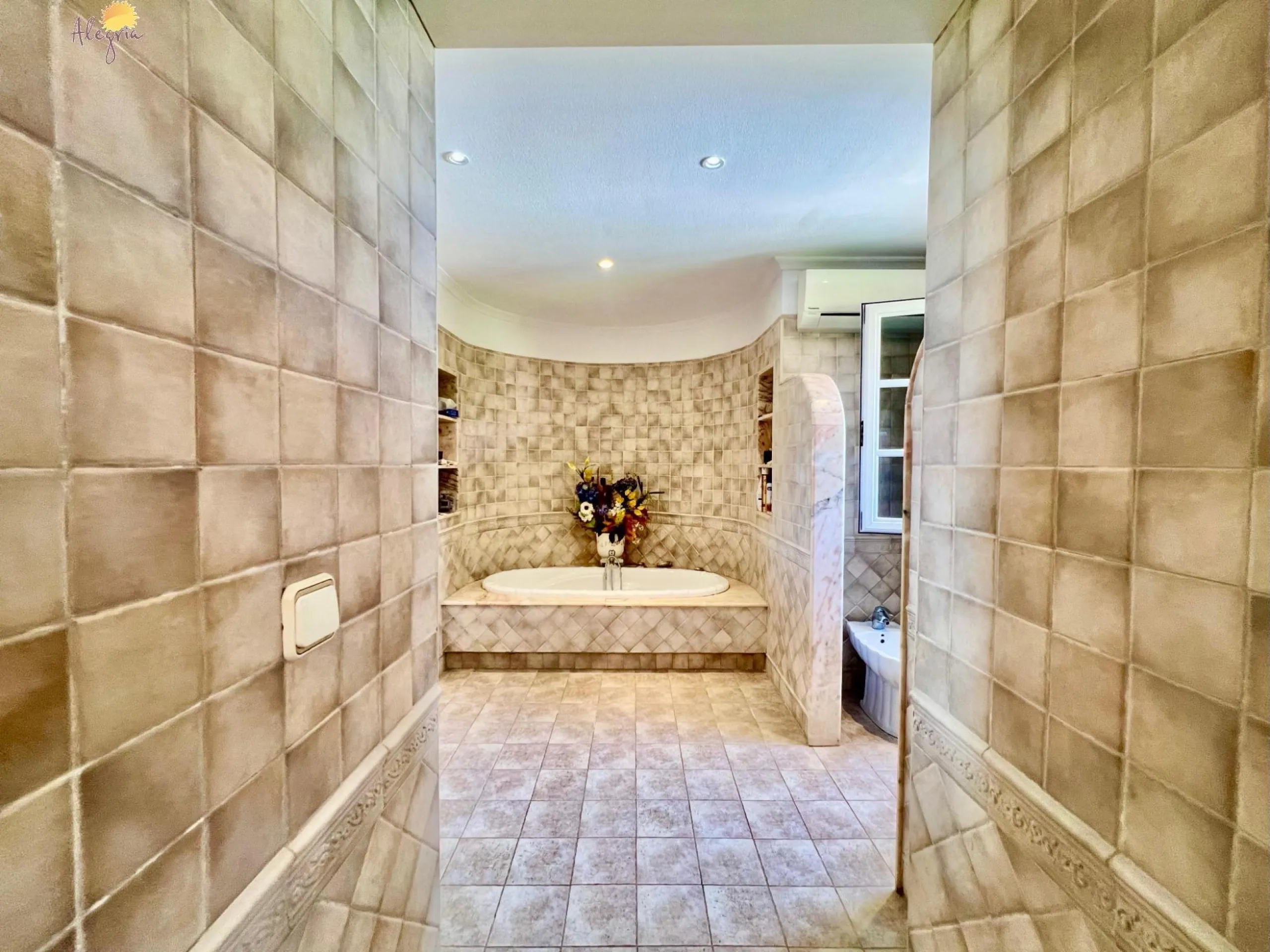 LUXURY AND LIGHT IN LOS BALCONES: YOUR VILLA WITH PRIVATE POOL AND HIGH POTENTIAL