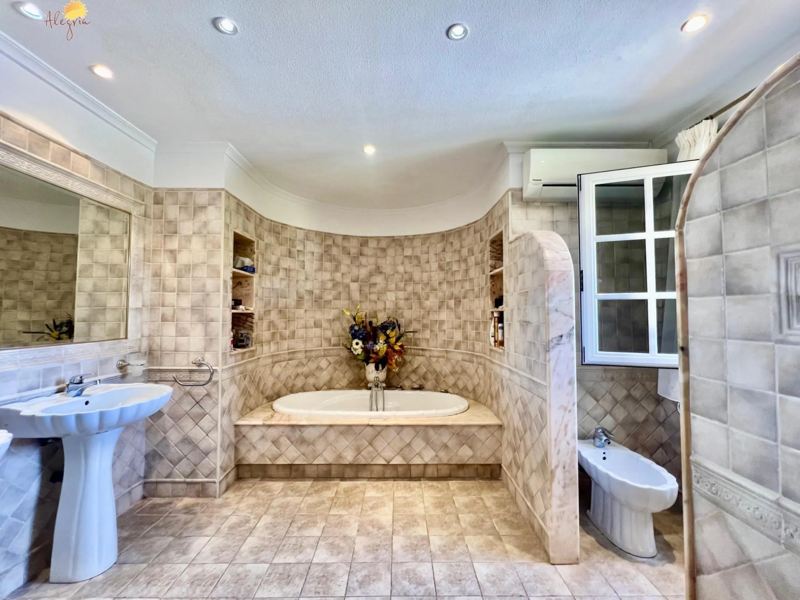 LUXURY AND LIGHT IN LOS BALCONES: YOUR VILLA WITH PRIVATE POOL AND HIGH POTENTIAL