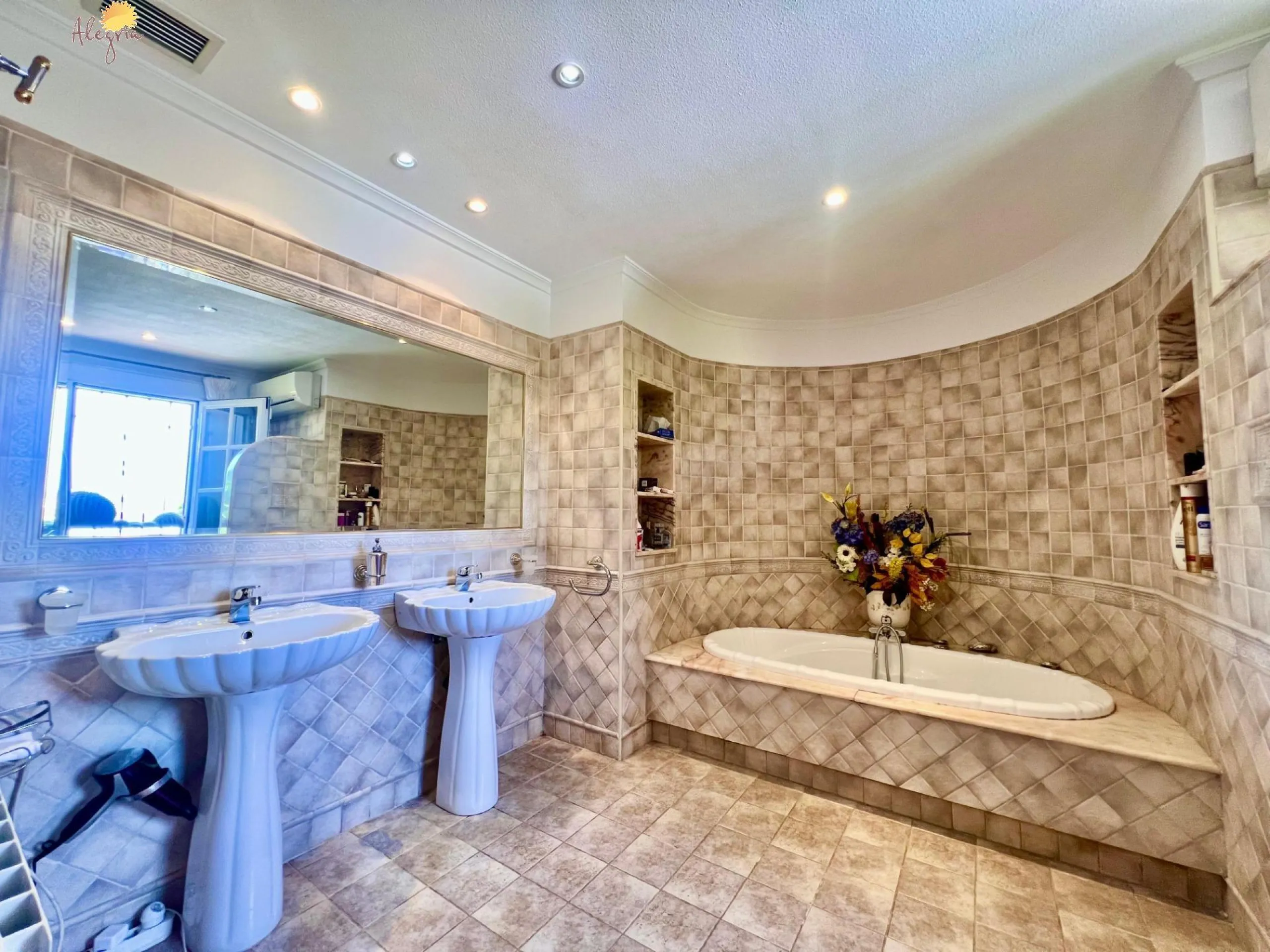 LUXURY AND LIGHT IN LOS BALCONES: YOUR VILLA WITH PRIVATE POOL AND HIGH POTENTIAL