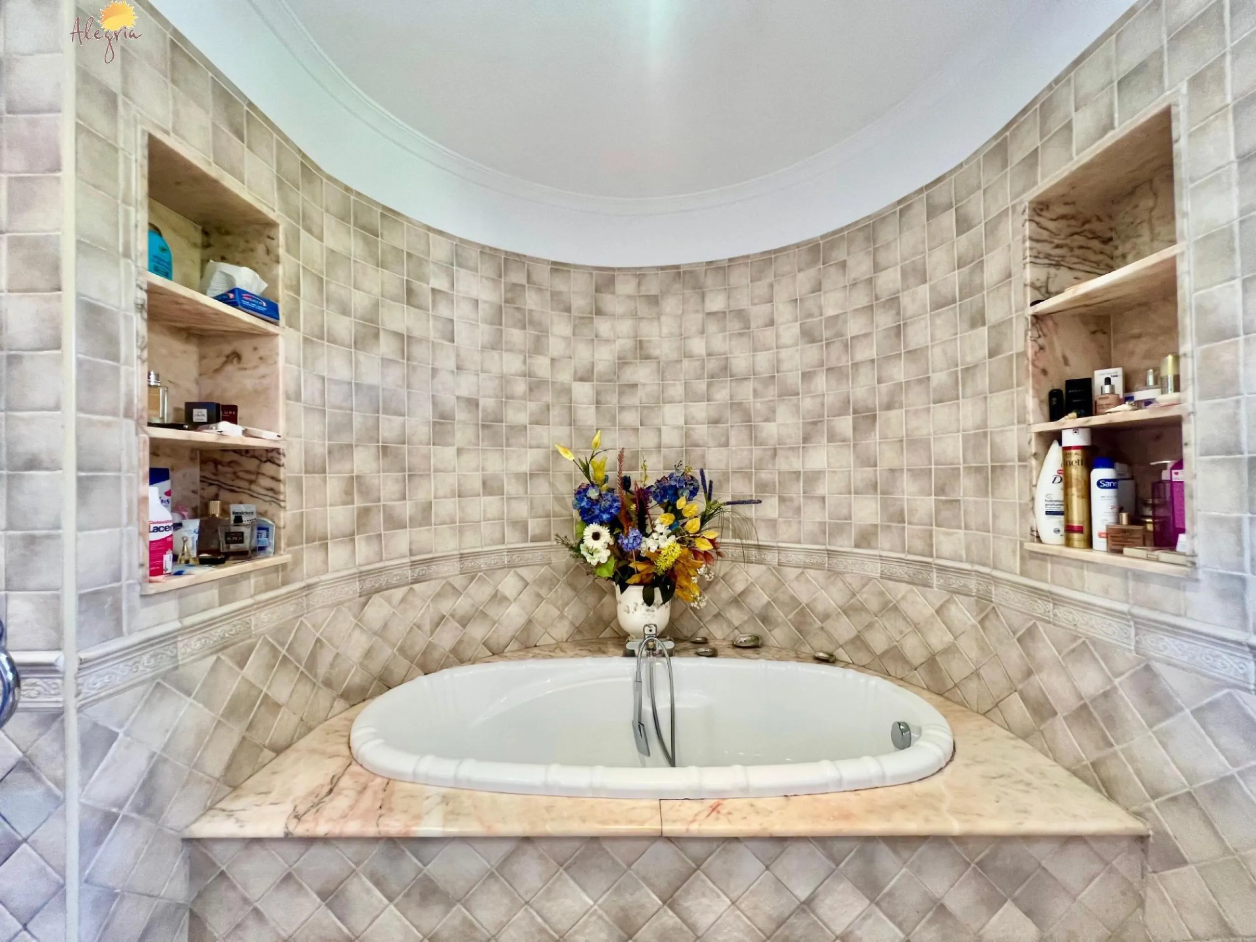LUXURY AND LIGHT IN LOS BALCONES: YOUR VILLA WITH PRIVATE POOL AND HIGH POTENTIAL