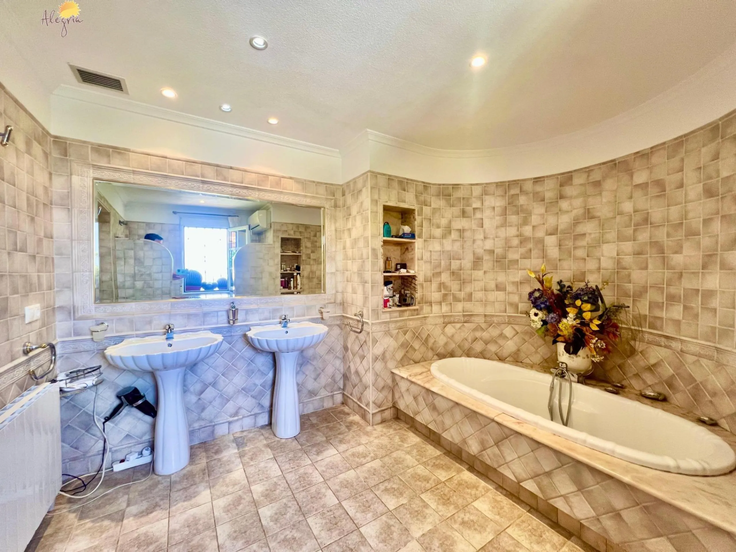 LUXURY AND LIGHT IN LOS BALCONES: YOUR VILLA WITH PRIVATE POOL AND HIGH POTENTIAL