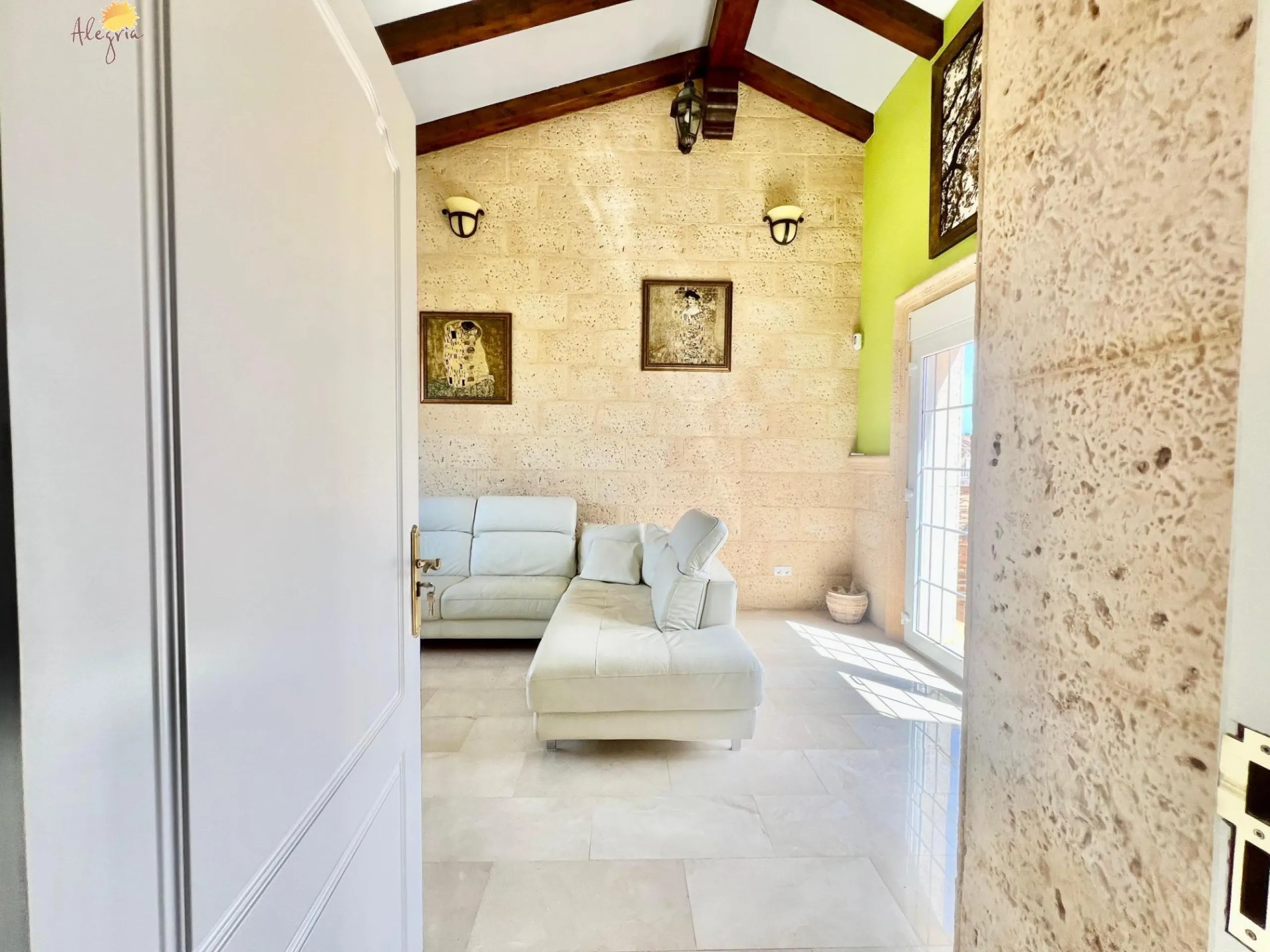 LUXURY AND LIGHT IN LOS BALCONES: YOUR VILLA WITH PRIVATE POOL AND HIGH POTENTIAL