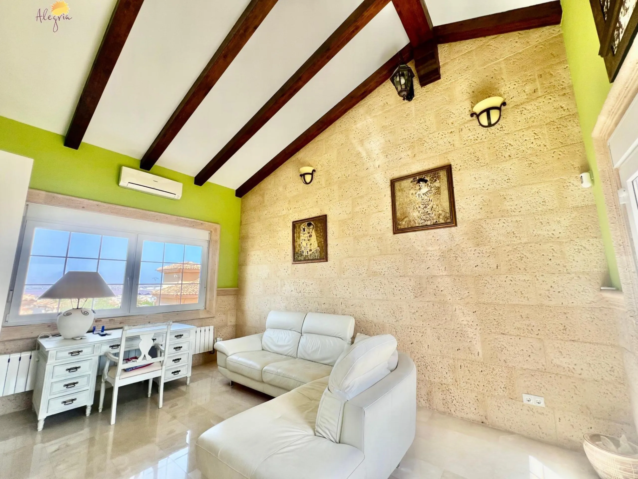 LUXURY AND LIGHT IN LOS BALCONES: YOUR VILLA WITH PRIVATE POOL AND HIGH POTENTIAL