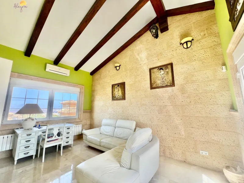 LUXURY AND LIGHT IN LOS BALCONES: YOUR VILLA WITH PRIVATE POOL AND HIGH POTENTIAL