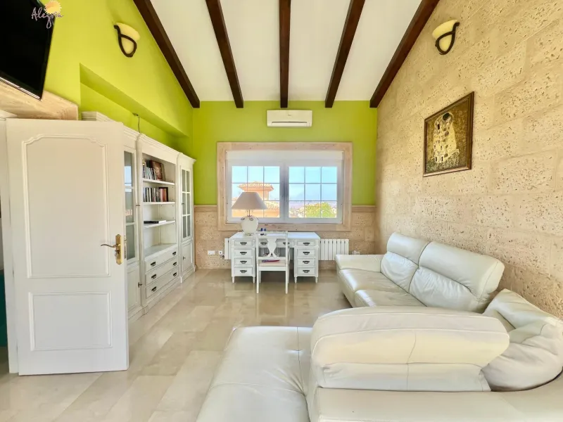 LUXURY AND LIGHT IN LOS BALCONES: YOUR VILLA WITH PRIVATE POOL AND HIGH POTENTIAL