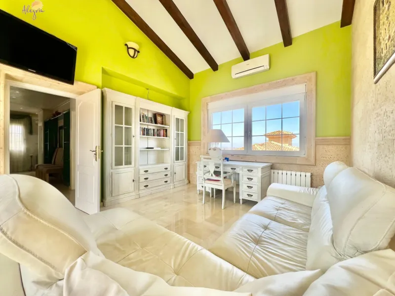 LUXURY AND LIGHT IN LOS BALCONES: YOUR VILLA WITH PRIVATE POOL AND HIGH POTENTIAL