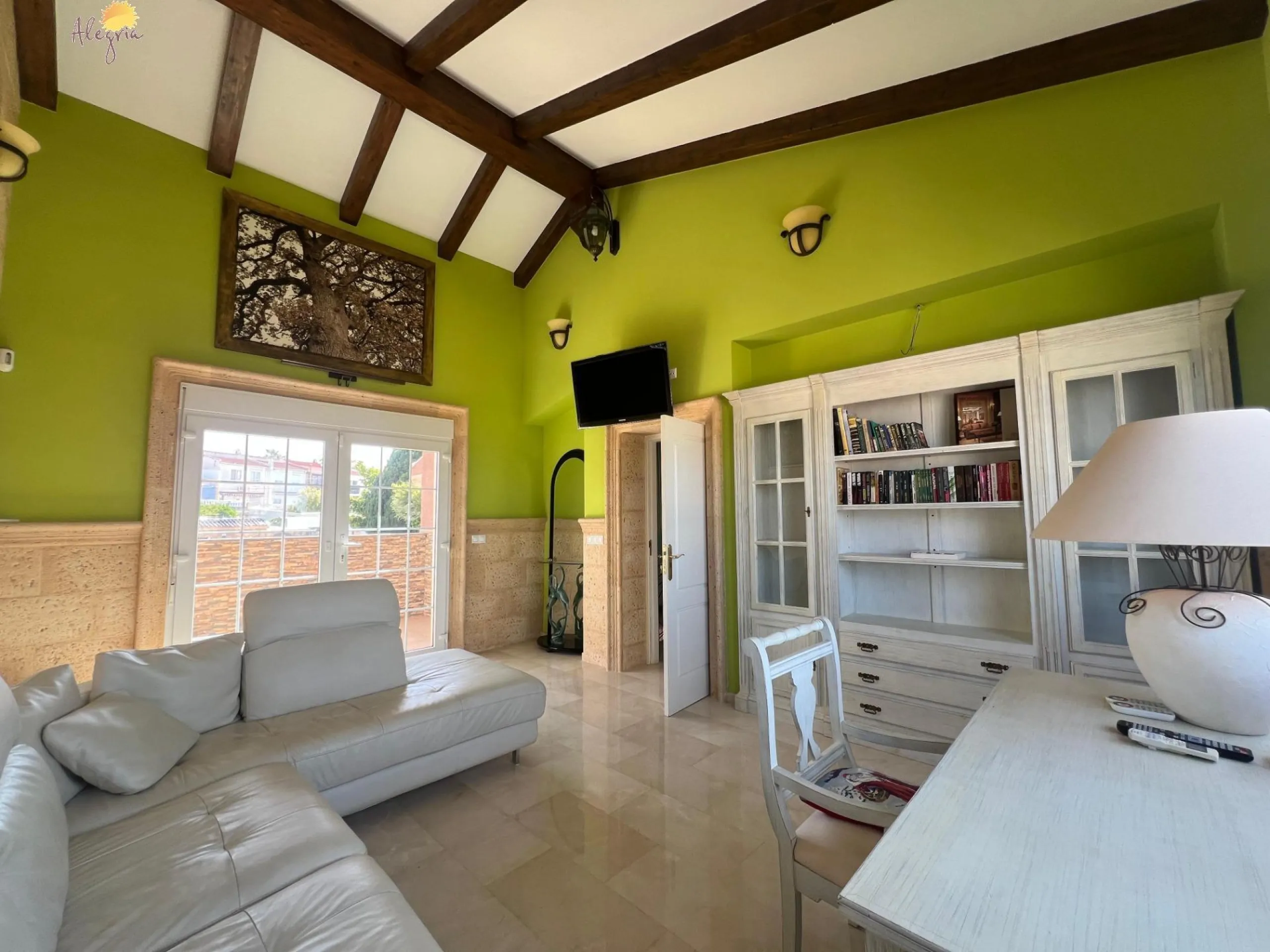 LUXURY AND LIGHT IN LOS BALCONES: YOUR VILLA WITH PRIVATE POOL AND HIGH POTENTIAL