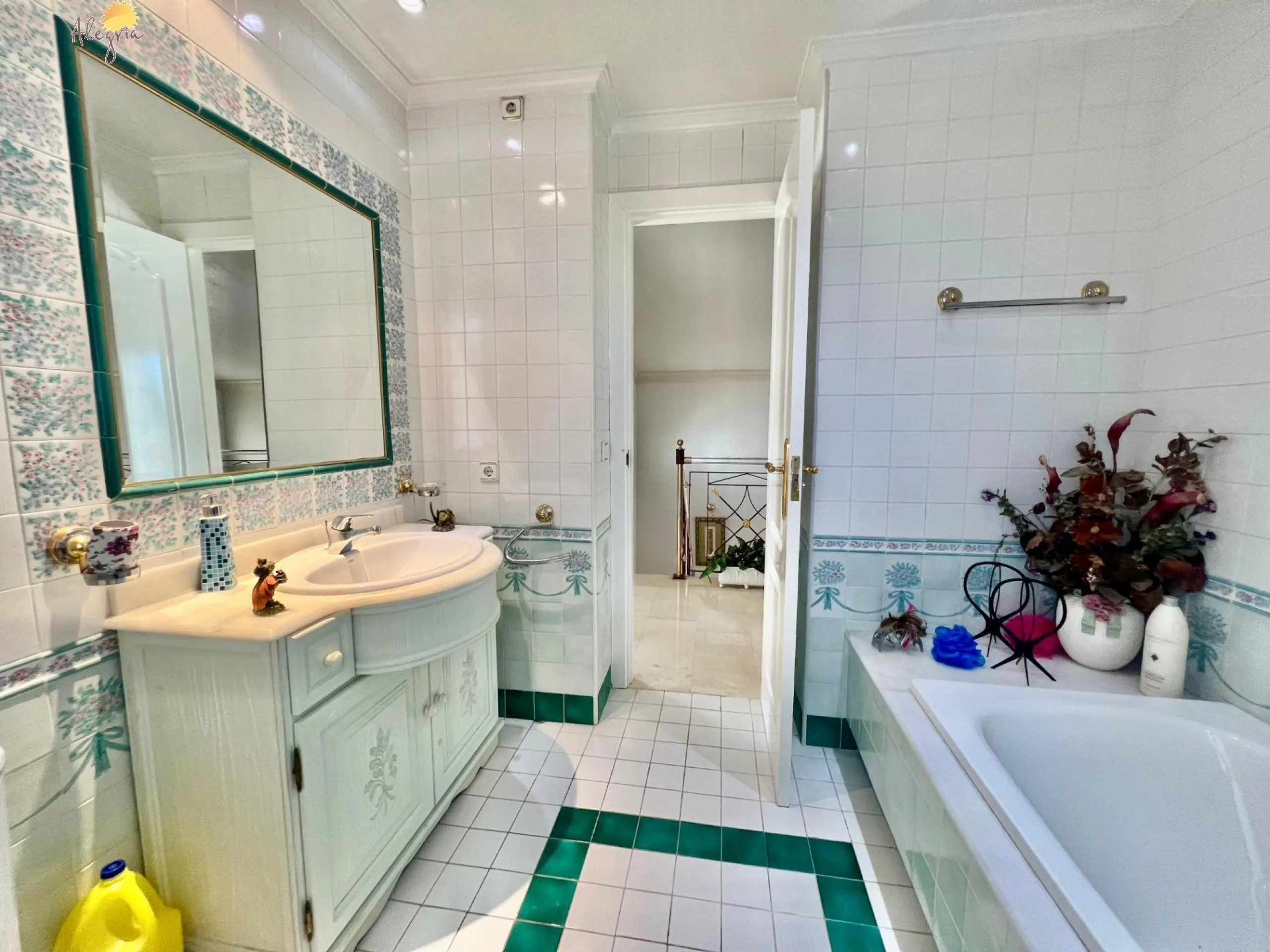 LUXURY AND LIGHT IN LOS BALCONES: YOUR VILLA WITH PRIVATE POOL AND HIGH POTENTIAL