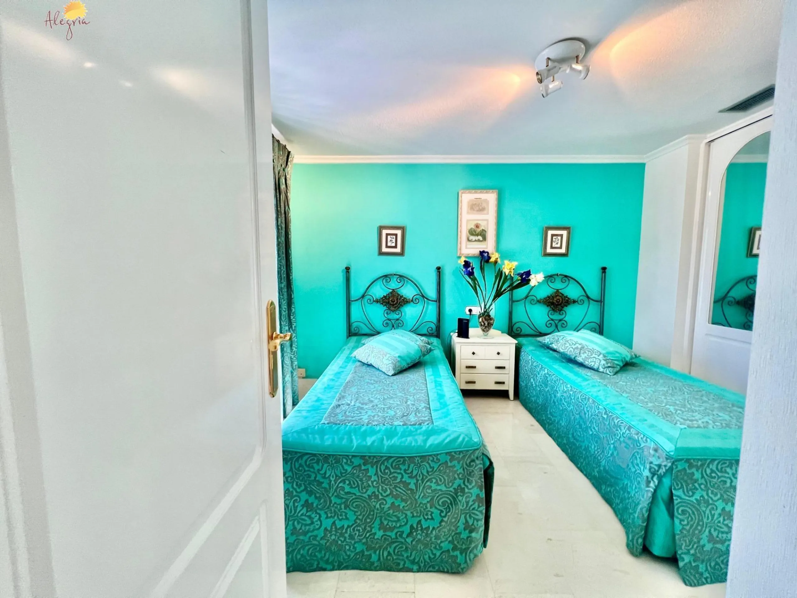 LUXURY AND LIGHT IN LOS BALCONES: YOUR VILLA WITH PRIVATE POOL AND HIGH POTENTIAL