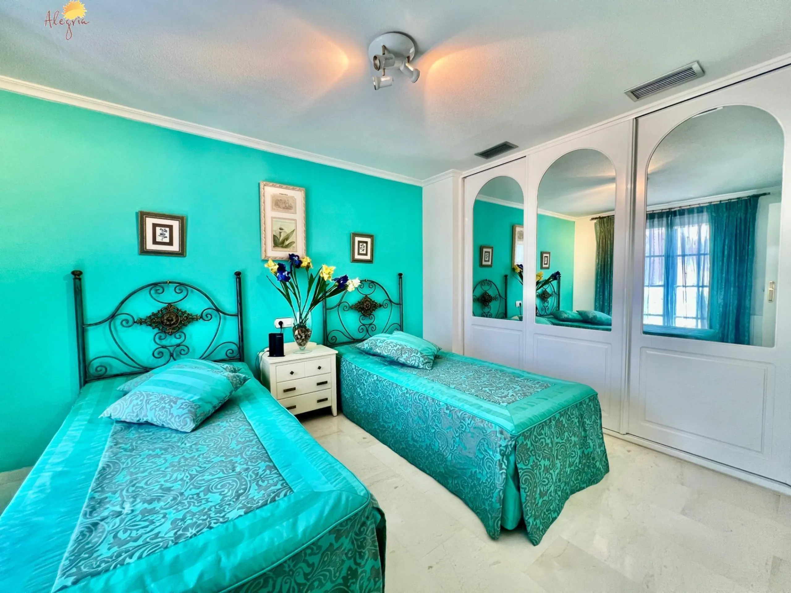 LUXURY AND LIGHT IN LOS BALCONES: YOUR VILLA WITH PRIVATE POOL AND HIGH POTENTIAL