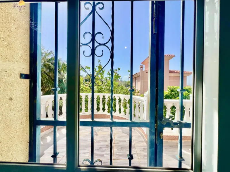 LUXURY AND LIGHT IN LOS BALCONES: YOUR VILLA WITH PRIVATE POOL AND HIGH POTENTIAL