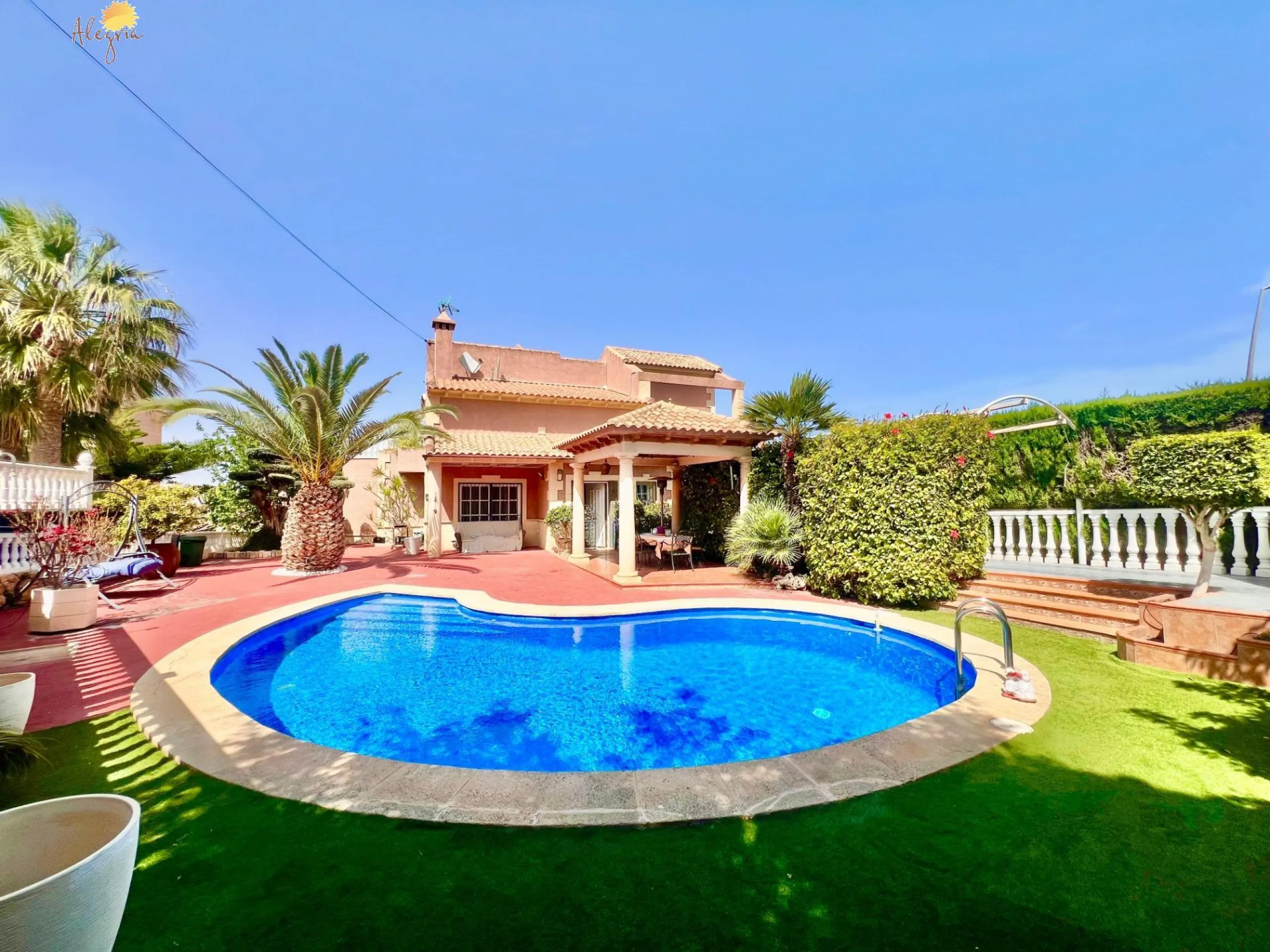 LUXURY AND LIGHT IN LOS BALCONES: YOUR VILLA WITH PRIVATE POOL AND HIGH POTENTIAL