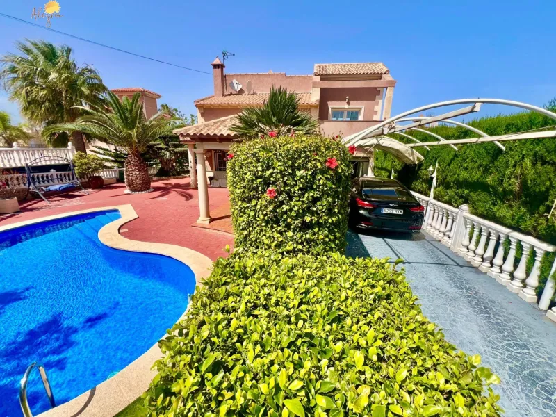 LUXURY AND LIGHT IN LOS BALCONES: YOUR VILLA WITH PRIVATE POOL AND HIGH POTENTIAL