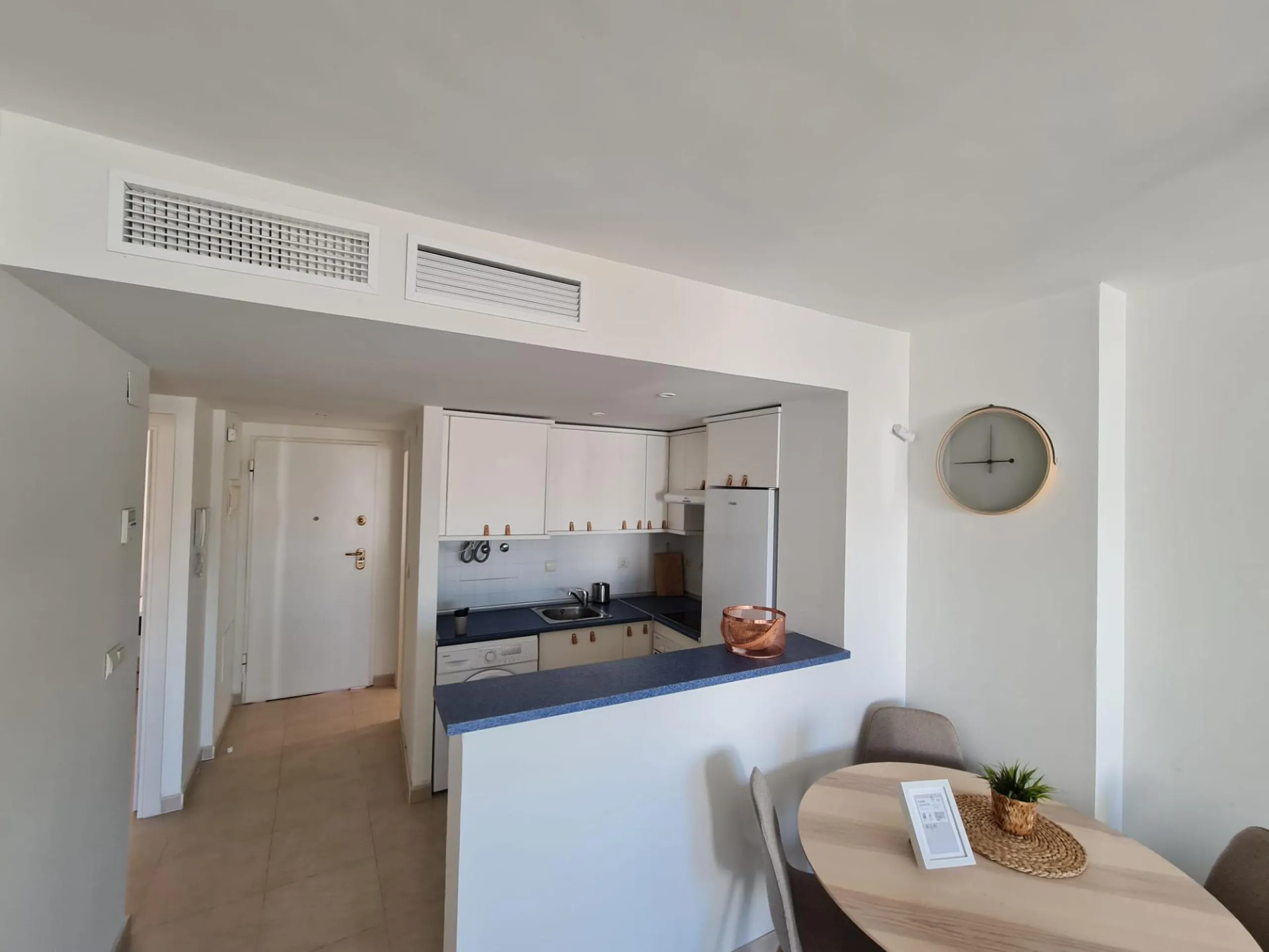 SEMINUEVO APARTAMENTO EN ORIHUELA COSTA DE 2 DORM. 2 BAÑOS. PARKING INCLUIDO. PISCINA COMUNITARIA.