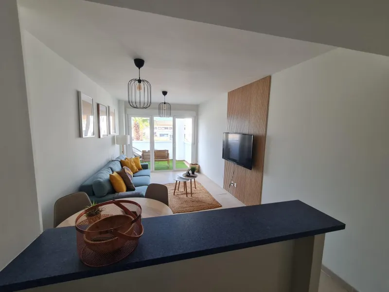 SEMINUEVO APARTAMENTO EN ORIHUELA COSTA DE 2 DORM. 2 BAÑOS. PARKING INCLUIDO. PISCINA COMUNITARIA.