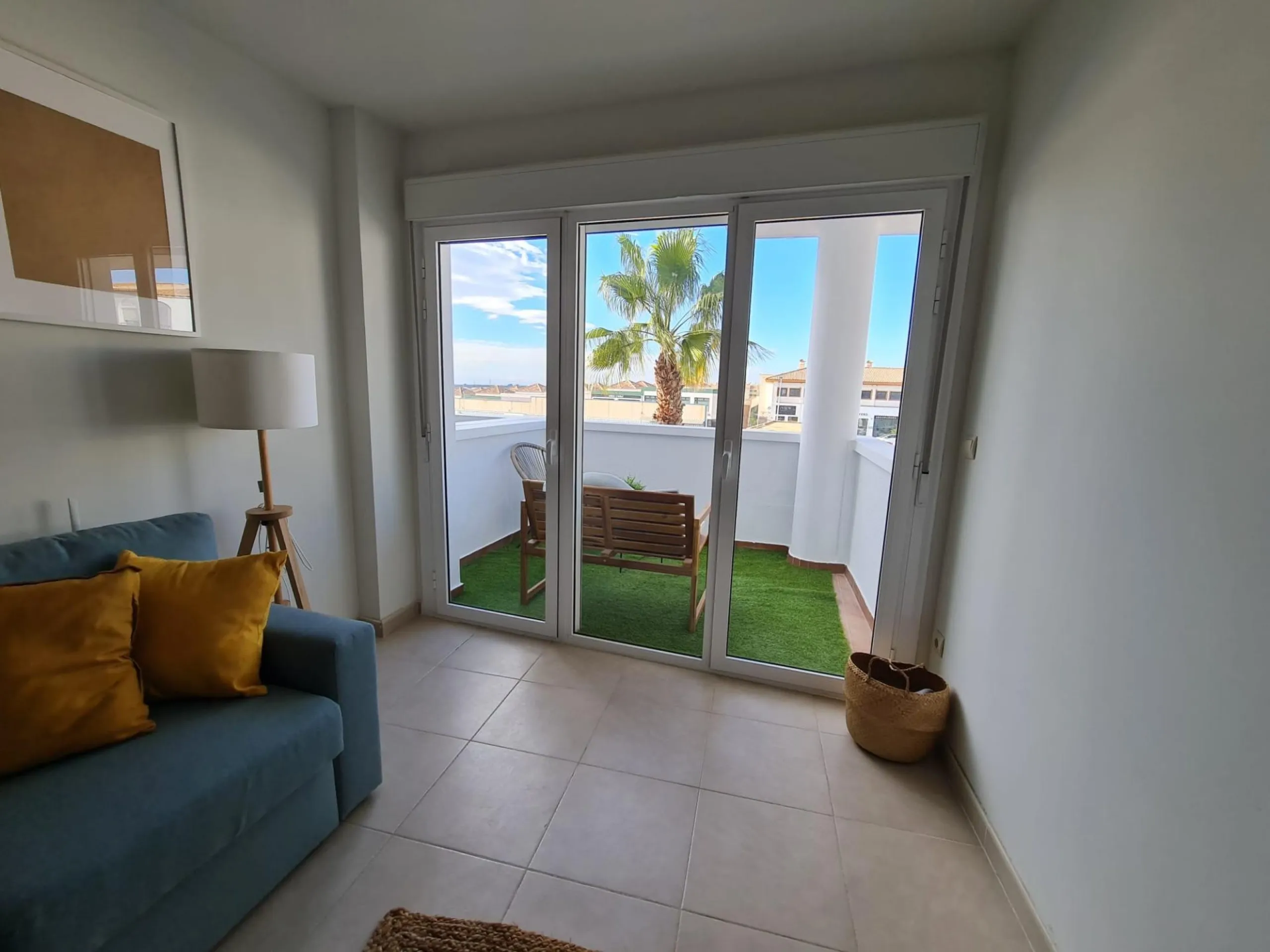 SEMINUEVO APARTAMENTO EN ORIHUELA COSTA DE 2 DORM. 2 BAÑOS. PARKING INCLUIDO. PISCINA COMUNITARIA.