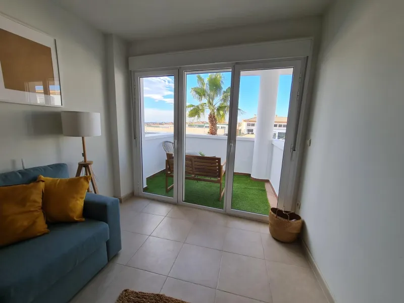 SEMINUEVO APARTAMENTO EN ORIHUELA COSTA DE 2 DORM. 2 BAÑOS. PARKING INCLUIDO. PISCINA COMUNITARIA.
