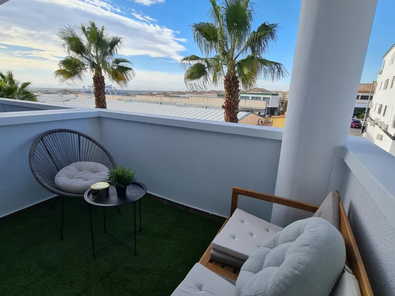 SEMINUEVO APARTAMENTO EN ORIHUELA COSTA DE 2 DORM. 2 BAÑOS. PARKING INCLUIDO. PISCINA COMUNITARIA.