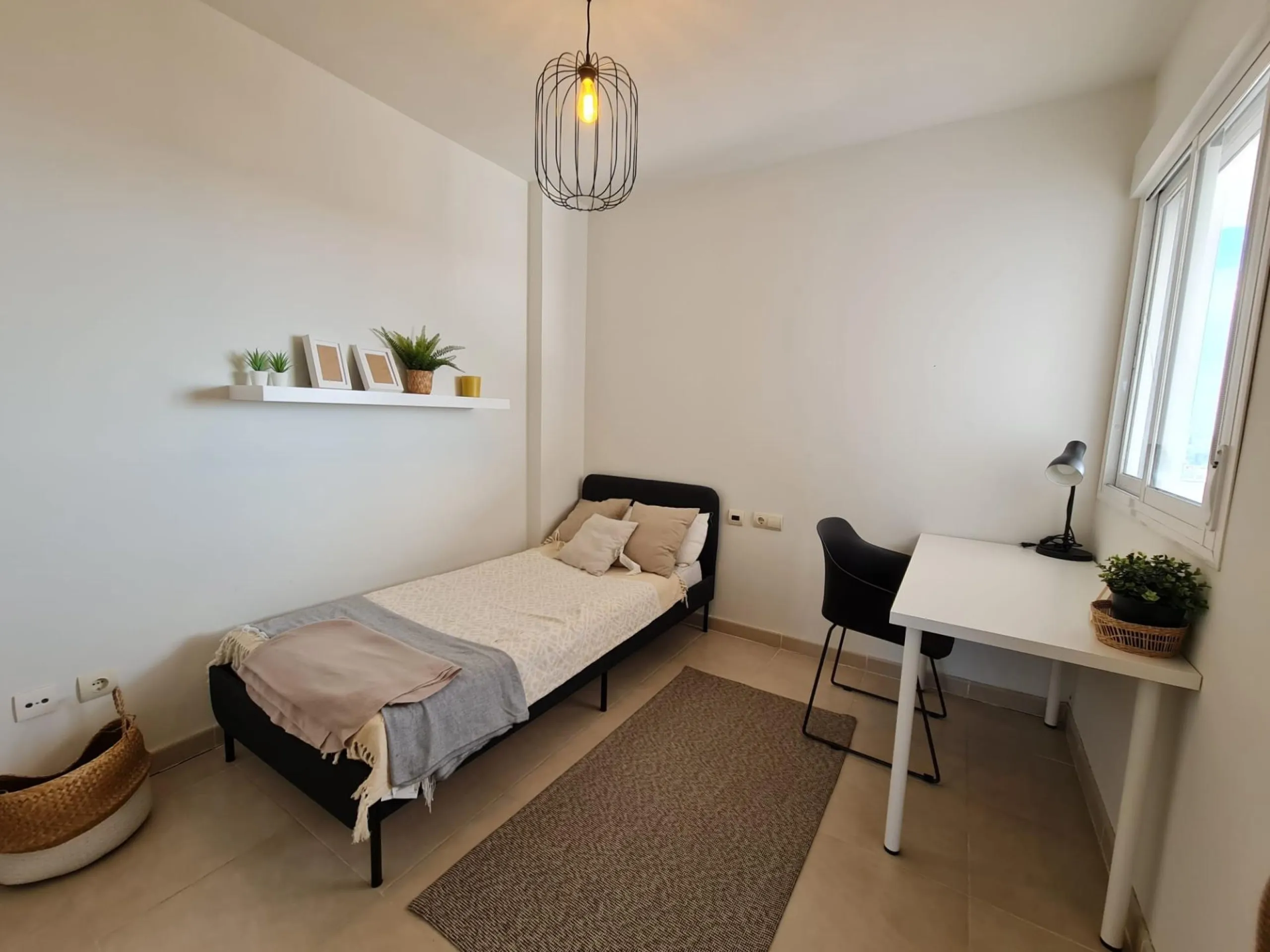 SEMINUEVO APARTAMENTO EN ORIHUELA COSTA DE 2 DORM. 2 BAÑOS. PARKING INCLUIDO. PISCINA COMUNITARIA.