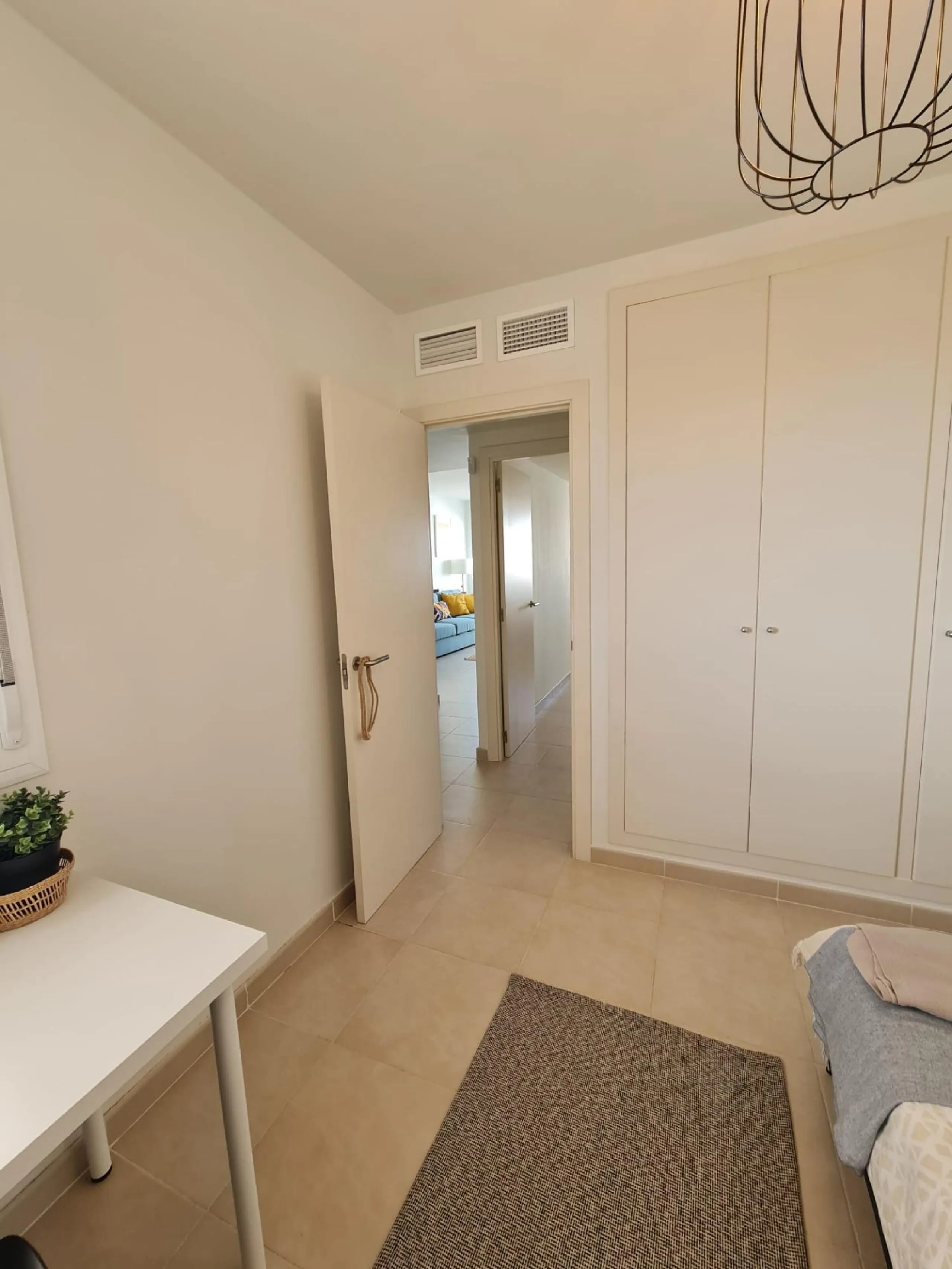 SEMINUEVO APARTAMENTO EN ORIHUELA COSTA DE 2 DORM. 2 BAÑOS. PARKING INCLUIDO. PISCINA COMUNITARIA.