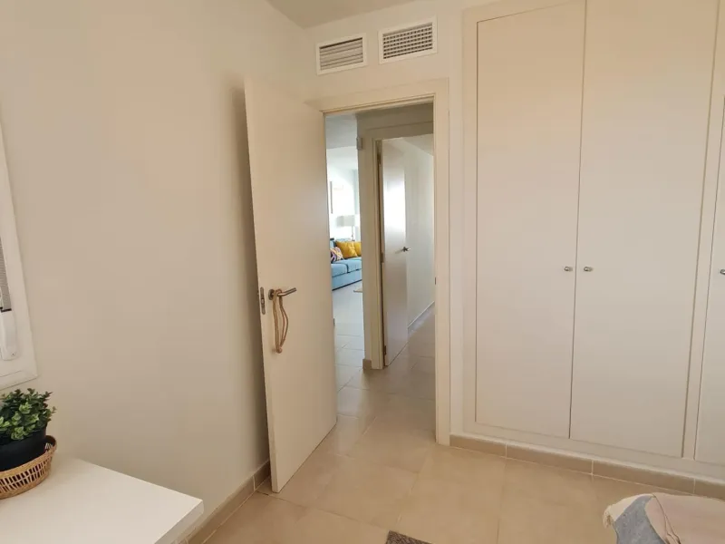 SEMINUEVO APARTAMENTO EN ORIHUELA COSTA DE 2 DORM. 2 BAÑOS. PARKING INCLUIDO. PISCINA COMUNITARIA.