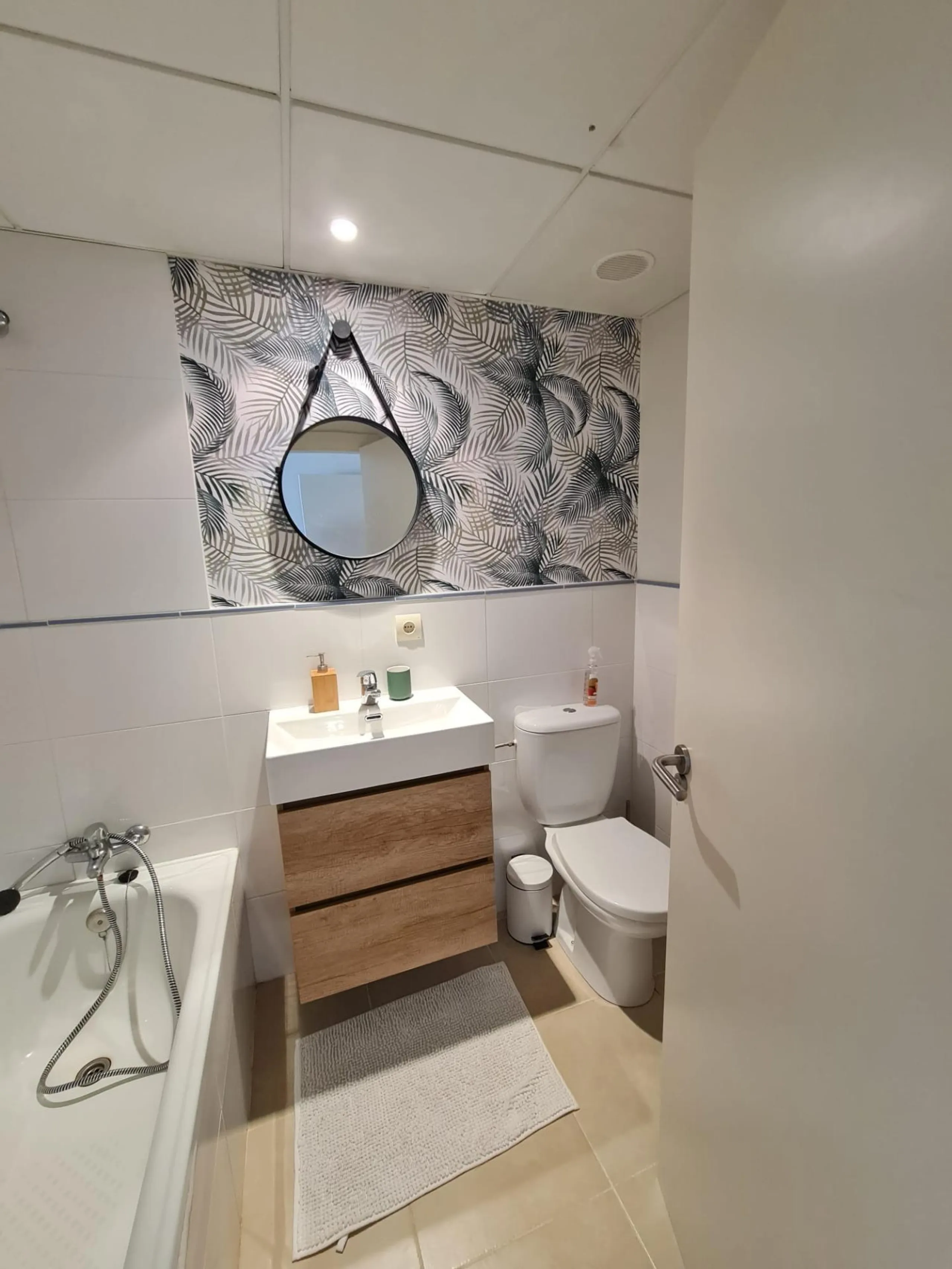 SEMINUEVO APARTAMENTO EN ORIHUELA COSTA DE 2 DORM. 2 BAÑOS. PARKING INCLUIDO. PISCINA COMUNITARIA.