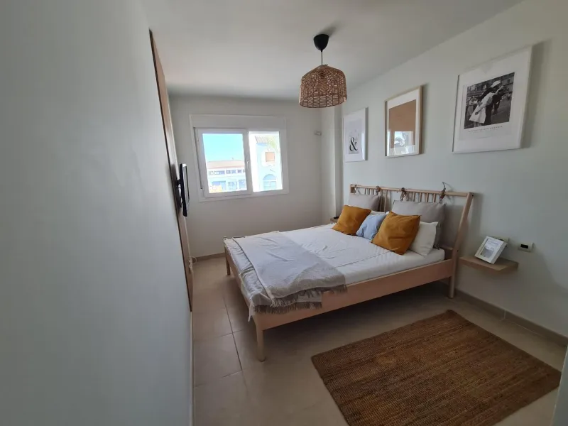SEMINUEVO APARTAMENTO EN ORIHUELA COSTA DE 2 DORM. 2 BAÑOS. PARKING INCLUIDO. PISCINA COMUNITARIA.