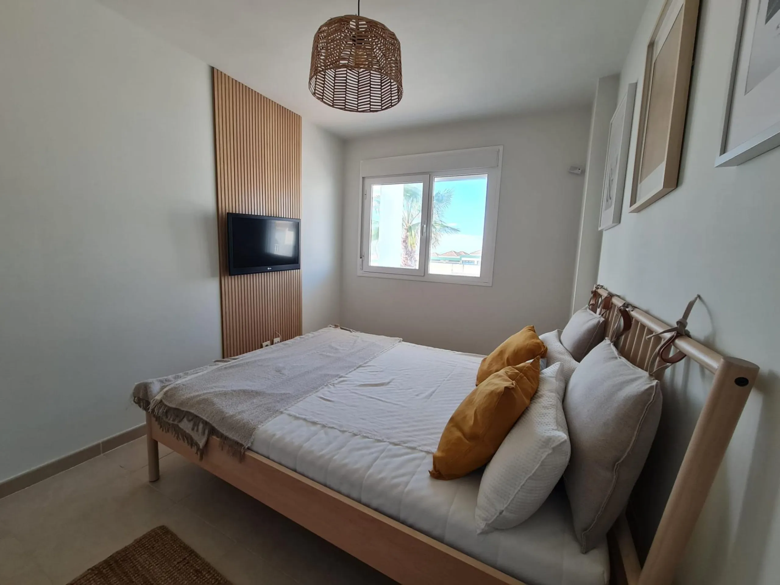 SEMINUEVO APARTAMENTO EN ORIHUELA COSTA DE 2 DORM. 2 BAÑOS. PARKING INCLUIDO. PISCINA COMUNITARIA.