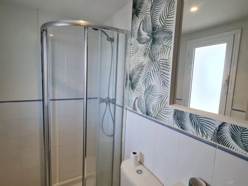 SEMINUEVO APARTAMENTO EN ORIHUELA COSTA DE 2 DORM. 2 BAÑOS. PARKING INCLUIDO. PISCINA COMUNITARIA.