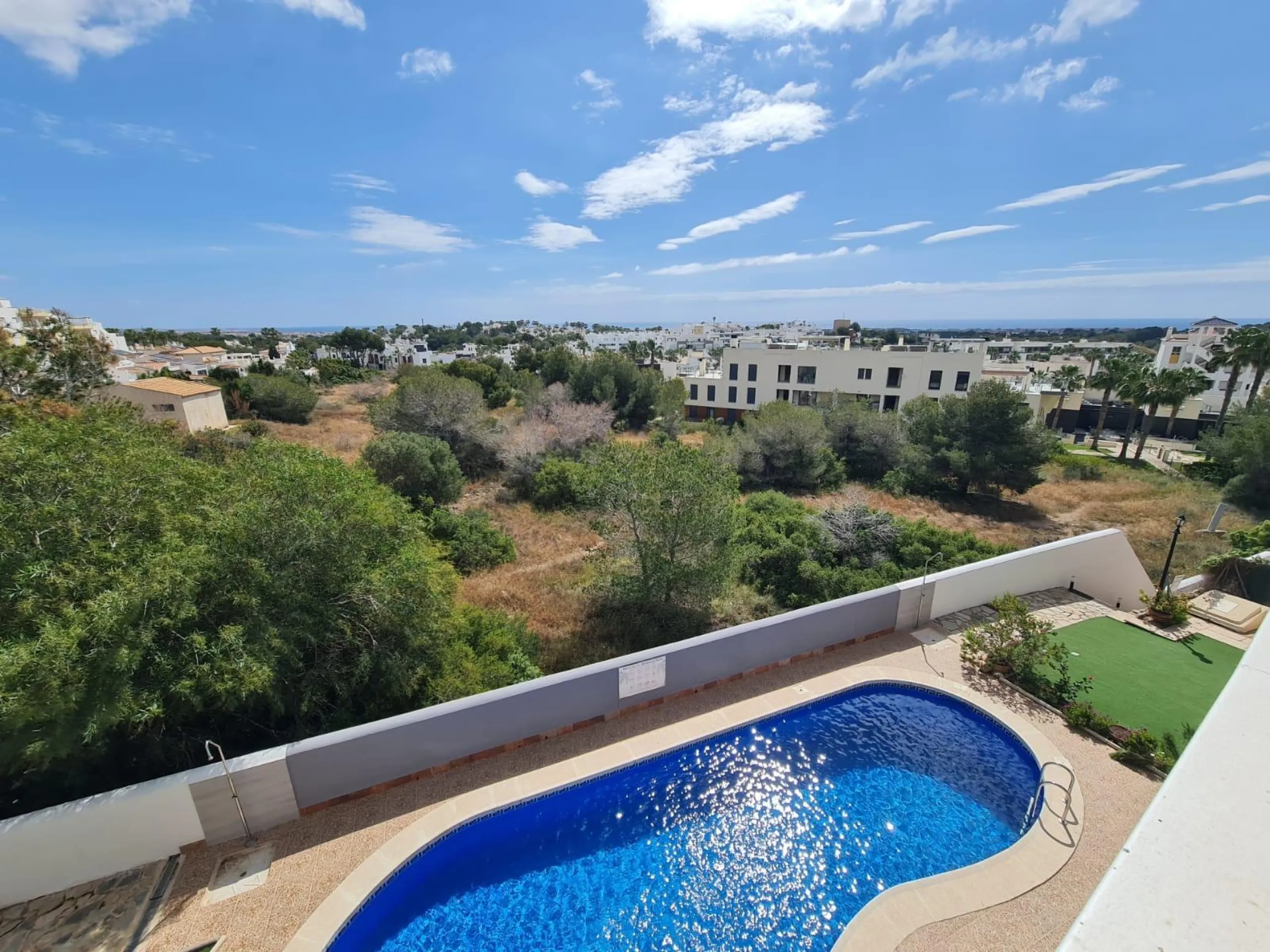 SEMINUEVO APARTAMENTO EN ORIHUELA COSTA DE 2 DORM. 2 BAÑOS. PARKING INCLUIDO. PISCINA COMUNITARIA.
