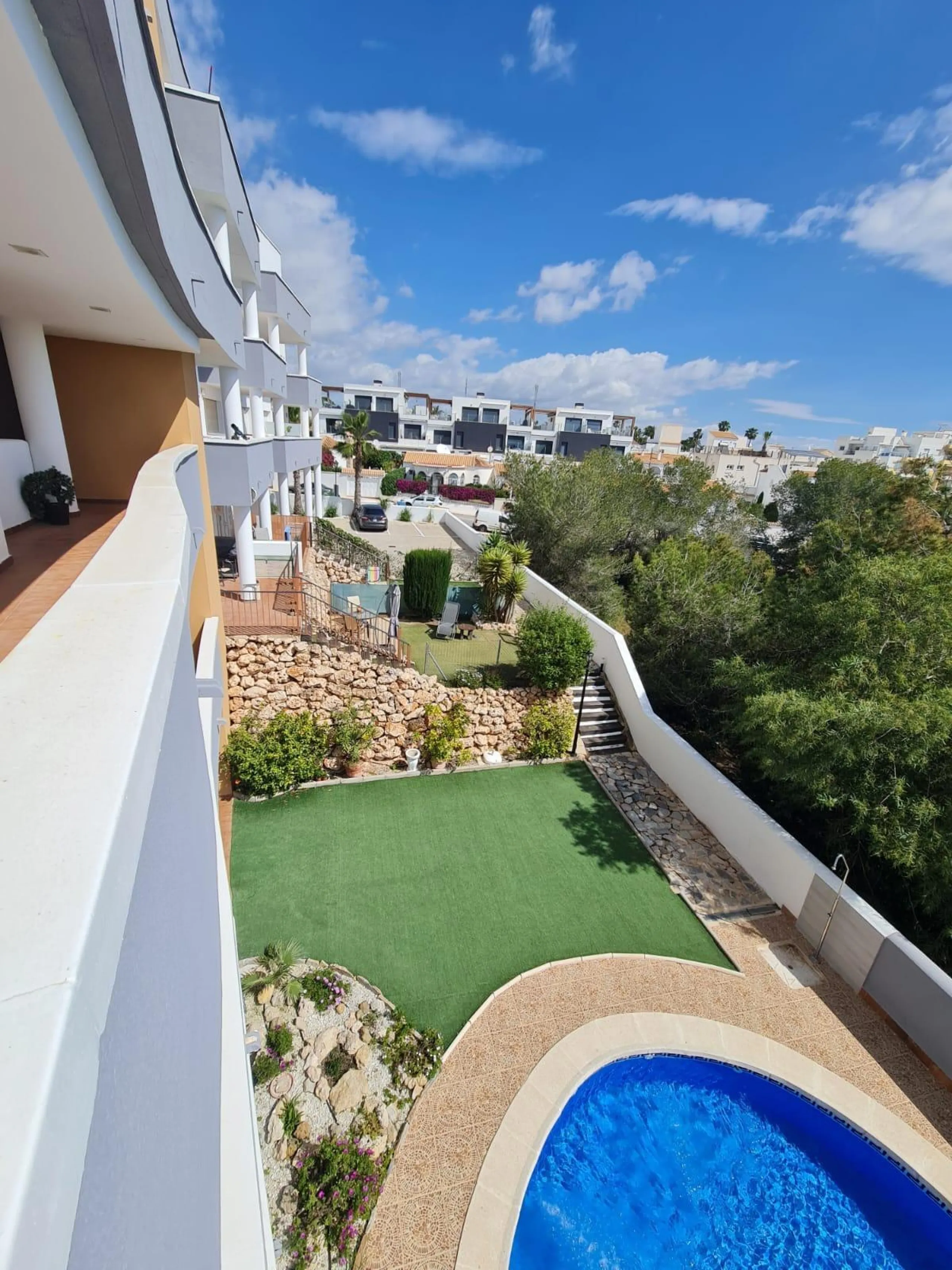 SEMINUEVO APARTAMENTO EN ORIHUELA COSTA DE 2 DORM. 2 BAÑOS. PARKING INCLUIDO. PISCINA COMUNITARIA.
