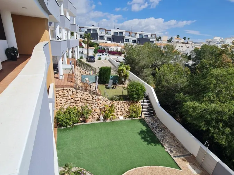 SEMINUEVO APARTAMENTO EN ORIHUELA COSTA DE 2 DORM. 2 BAÑOS. PARKING INCLUIDO. PISCINA COMUNITARIA.