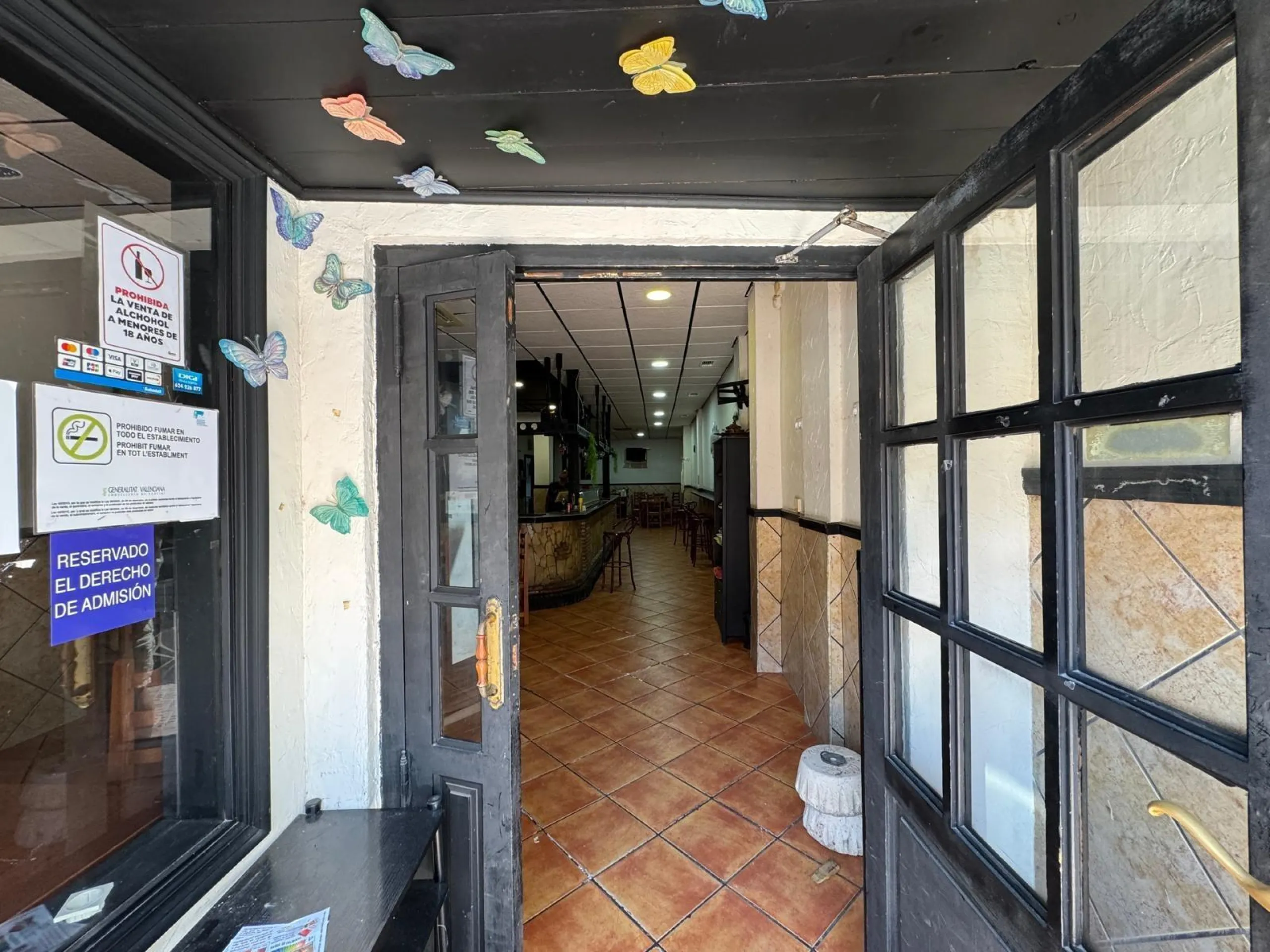 BAR EN VENTA. SE VENDE UN BAR A 500 METROS DE PLAYA DEL CURA CON 2 BAÑOS Y 150 M2 SUPERFICIE.