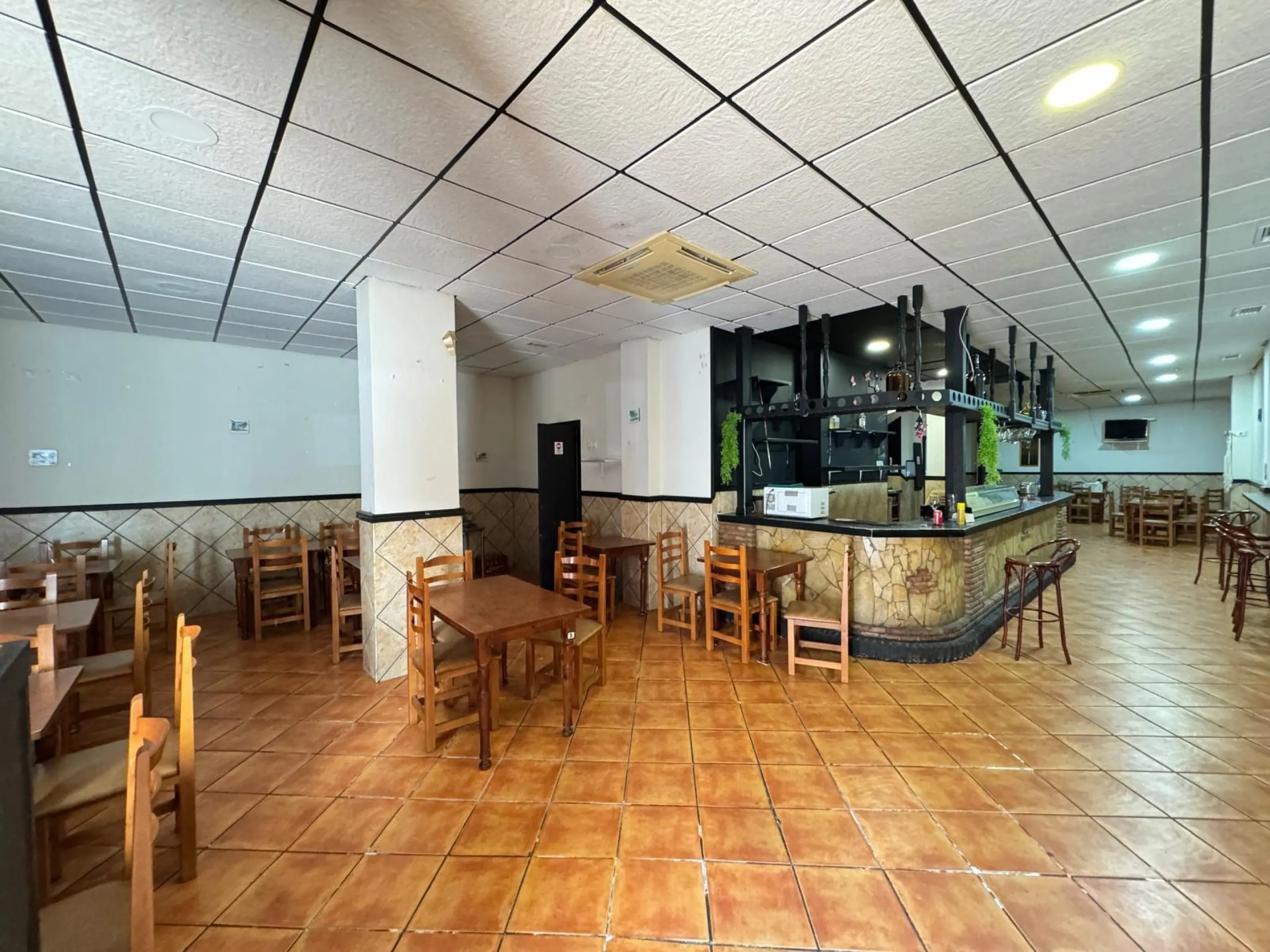 BAR EN VENTA. SE VENDE UN BAR A 500 METROS DE PLAYA DEL CURA CON 2 BAÑOS Y 150 M2 SUPERFICIE.