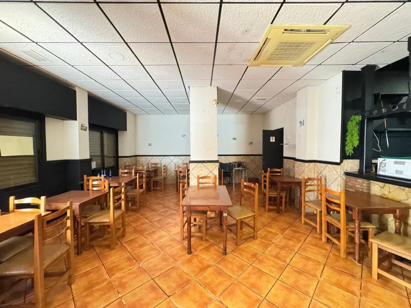 BAR EN VENTA. SE VENDE UN BAR A 500 METROS DE PLAYA DEL CURA CON 2 BAÑOS Y 150 M2 SUPERFICIE.