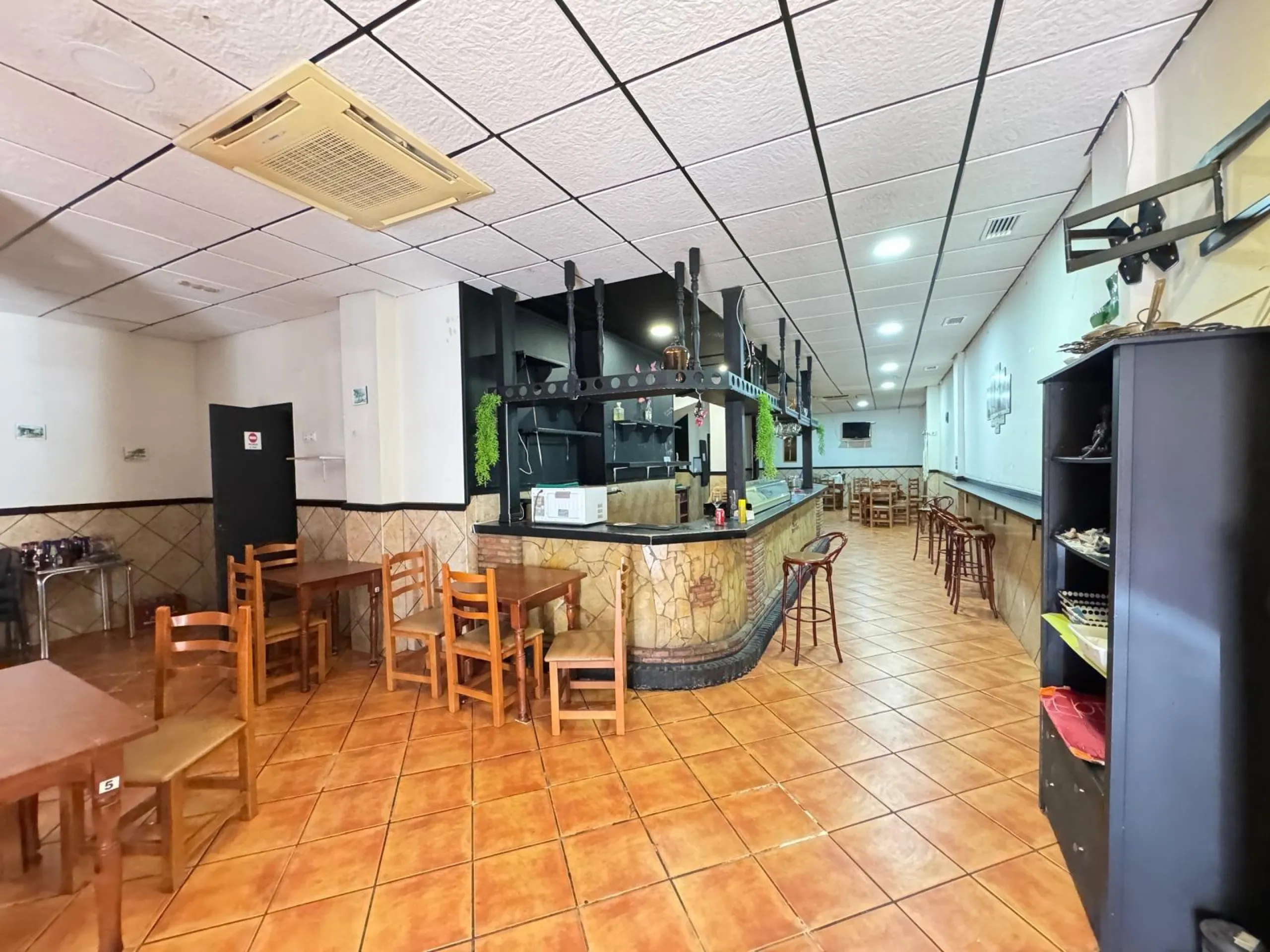 BAR EN VENTA. SE VENDE UN BAR A 500 METROS DE PLAYA DEL CURA CON 2 BAÑOS Y 150 M2 SUPERFICIE.