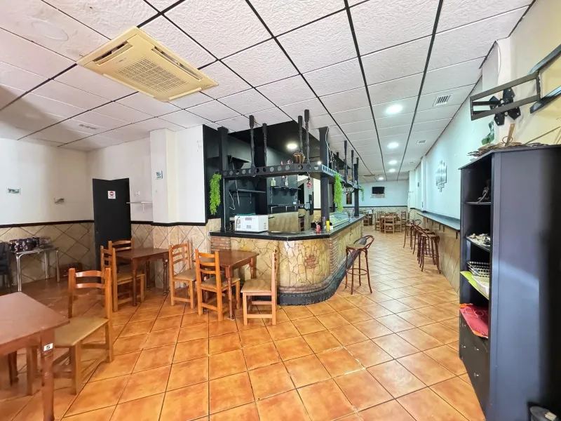 BAR EN VENTA. SE VENDE UN BAR A 500 METROS DE PLAYA DEL CURA CON 2 BAÑOS Y 150 M2 SUPERFICIE.
