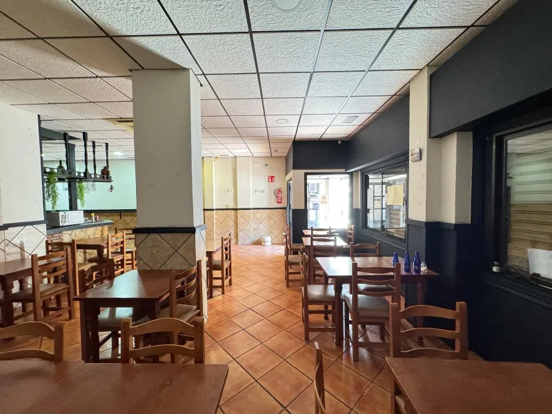BAR EN VENTA. SE VENDE UN BAR A 500 METROS DE PLAYA DEL CURA CON 2 BAÑOS Y 150 M2 SUPERFICIE.