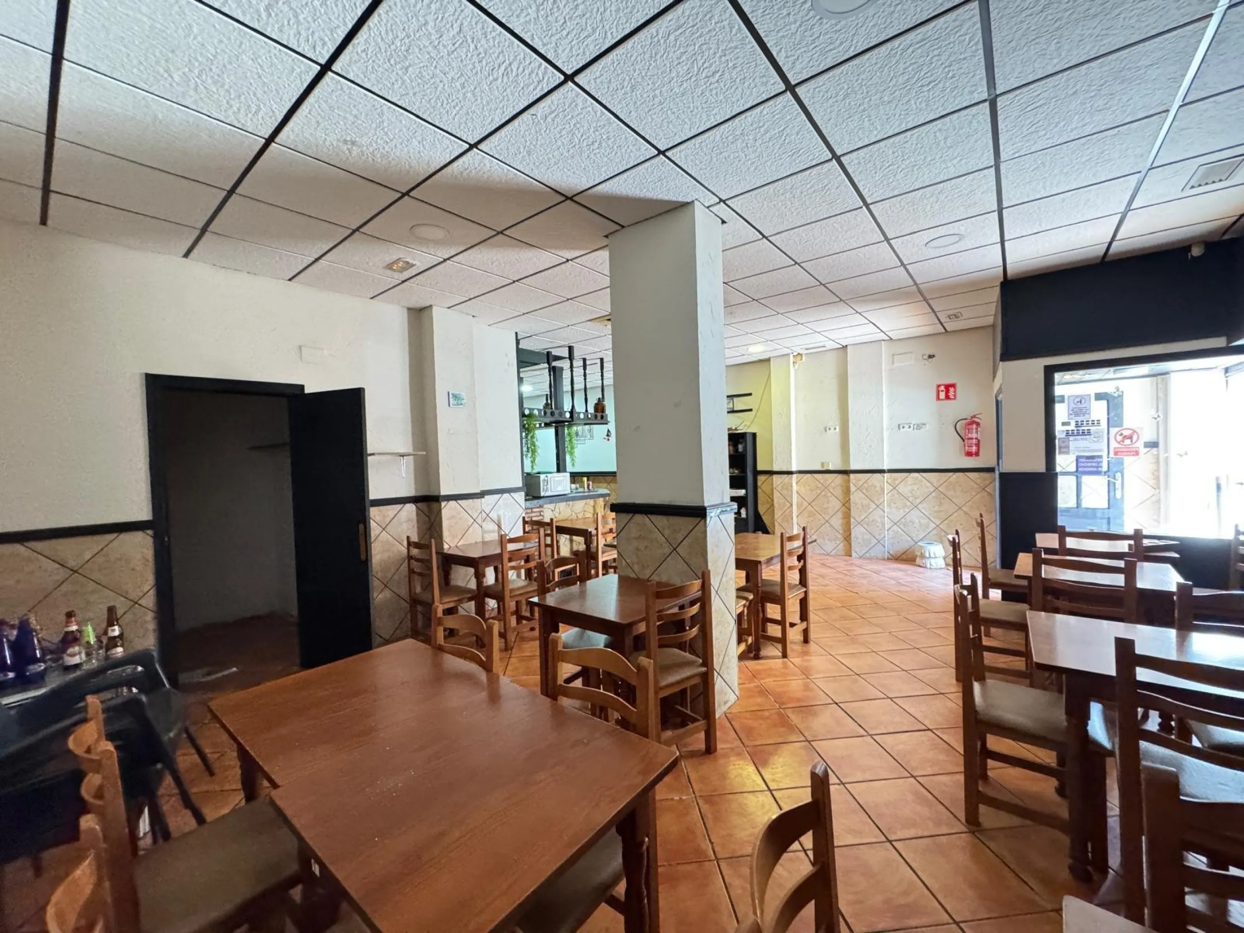 BAR EN VENTA. SE VENDE UN BAR A 500 METROS DE PLAYA DEL CURA CON 2 BAÑOS Y 150 M2 SUPERFICIE.