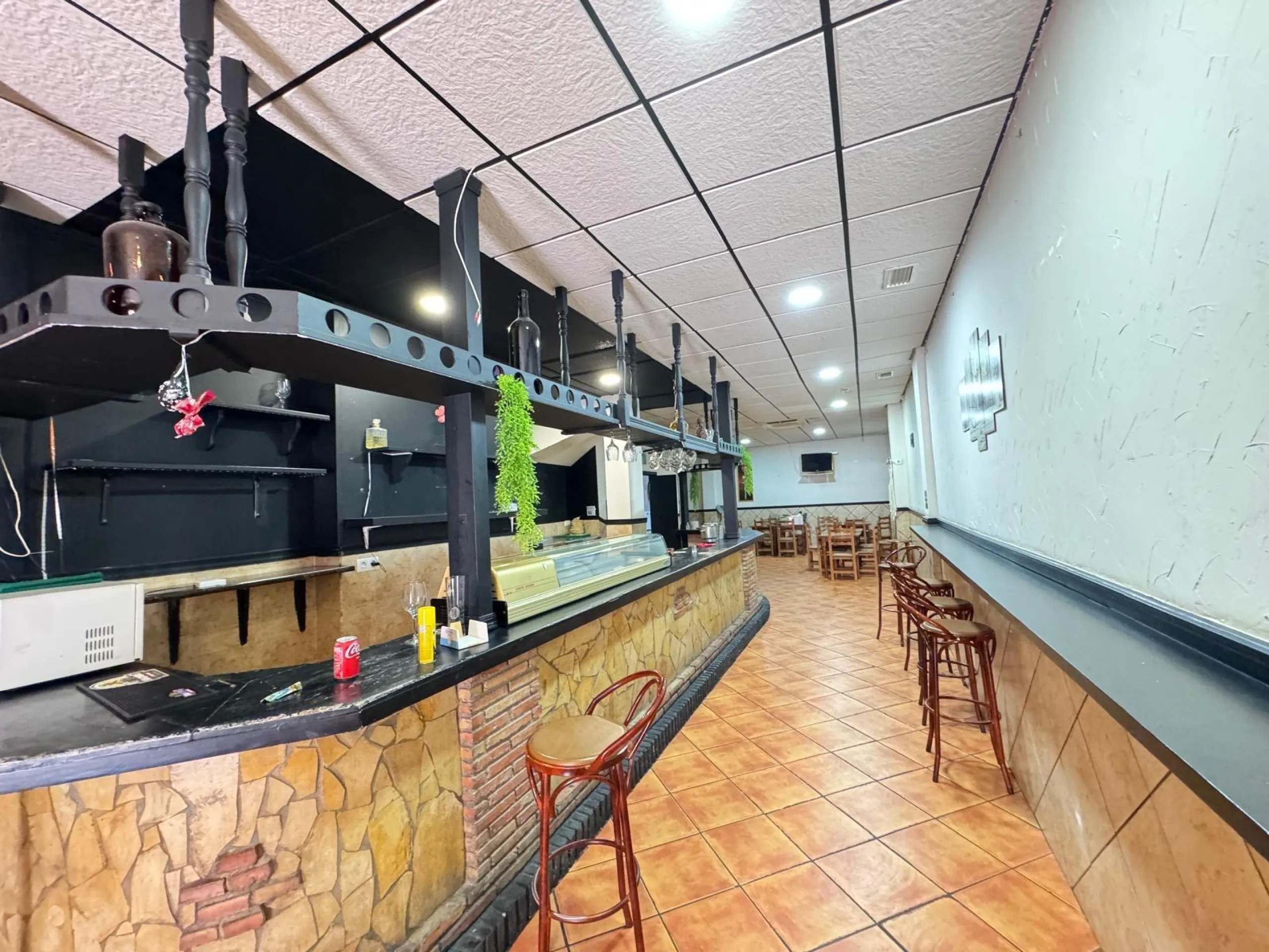 BAR EN VENTA. SE VENDE UN BAR A 500 METROS DE PLAYA DEL CURA CON 2 BAÑOS Y 150 M2 SUPERFICIE.