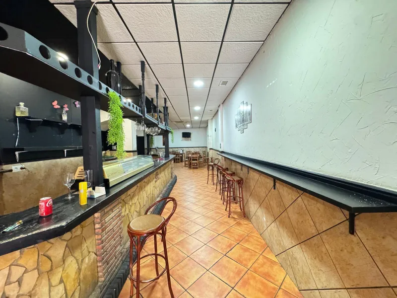 BAR EN VENTA. SE VENDE UN BAR A 500 METROS DE PLAYA DEL CURA CON 2 BAÑOS Y 150 M2 SUPERFICIE.