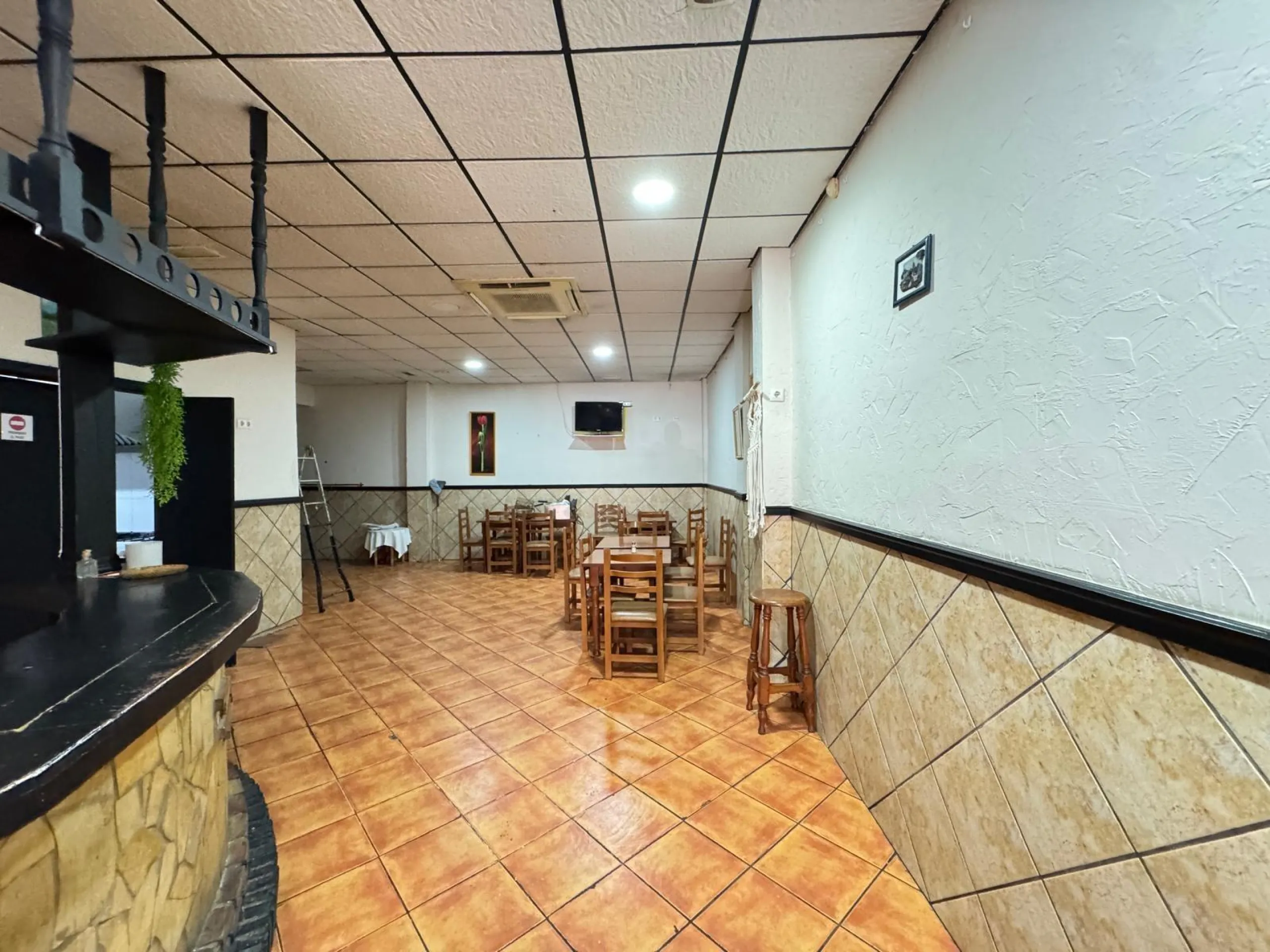 BAR EN VENTA. SE VENDE UN BAR A 500 METROS DE PLAYA DEL CURA CON 2 BAÑOS Y 150 M2 SUPERFICIE.