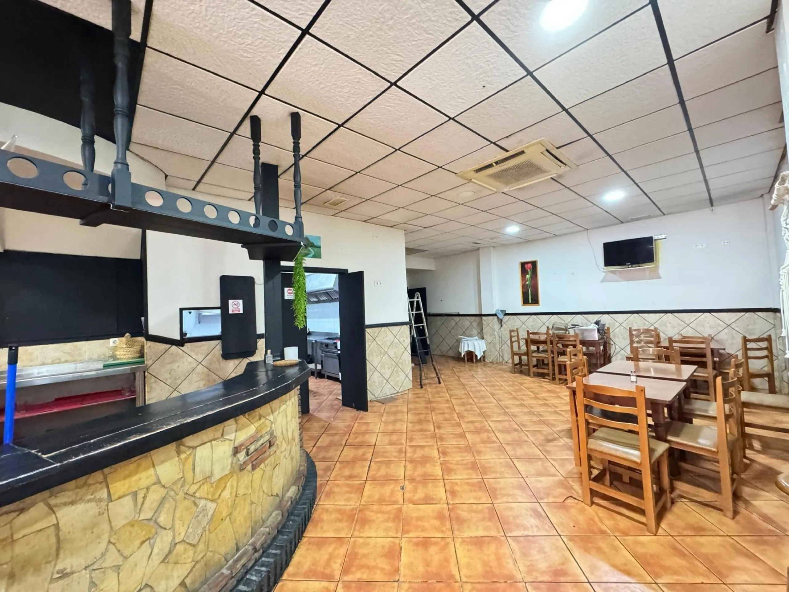 BAR EN VENTA. SE VENDE UN BAR A 500 METROS DE PLAYA DEL CURA CON 2 BAÑOS Y 150 M2 SUPERFICIE.