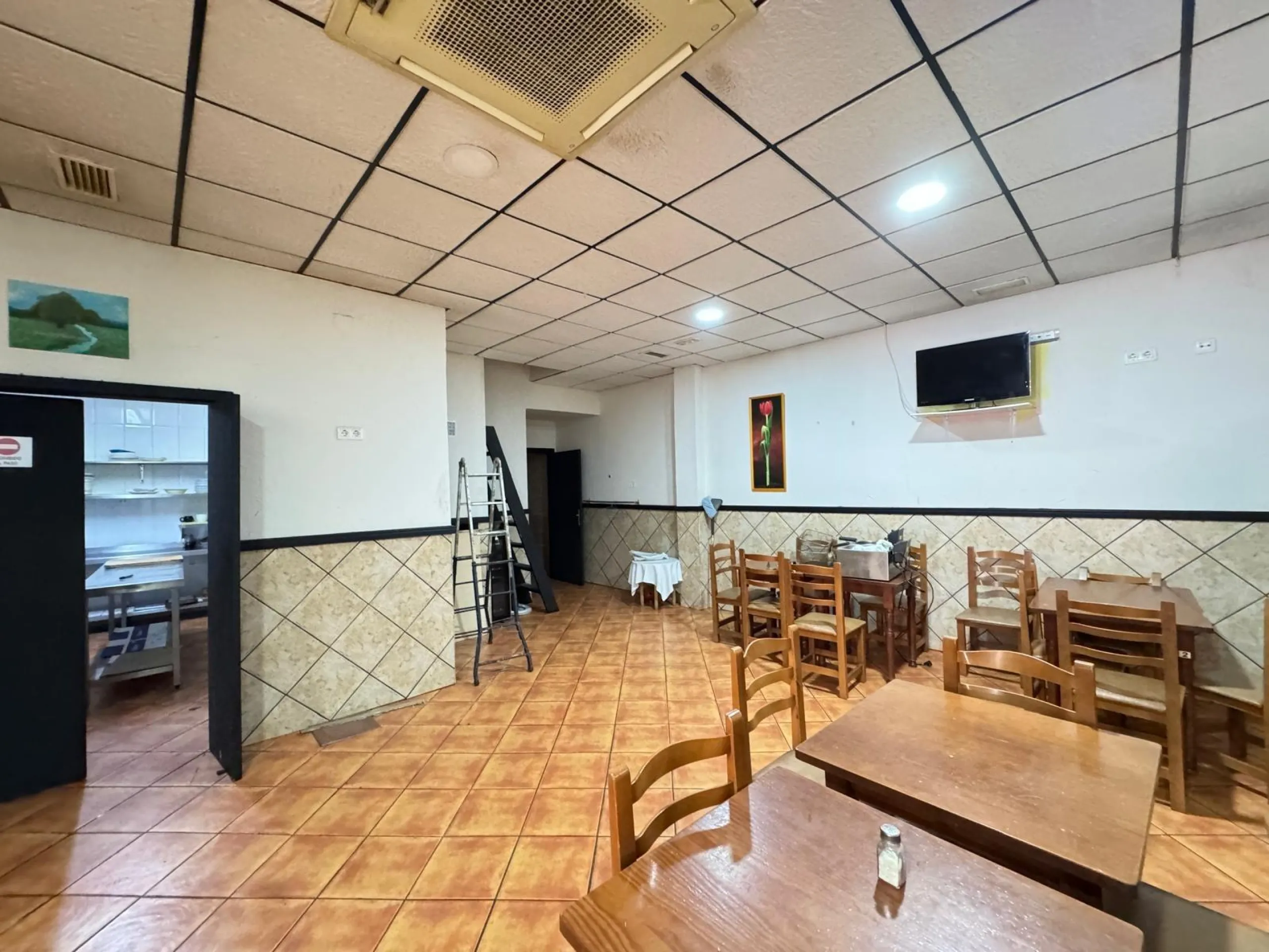 BAR EN VENTA. SE VENDE UN BAR A 500 METROS DE PLAYA DEL CURA CON 2 BAÑOS Y 150 M2 SUPERFICIE.