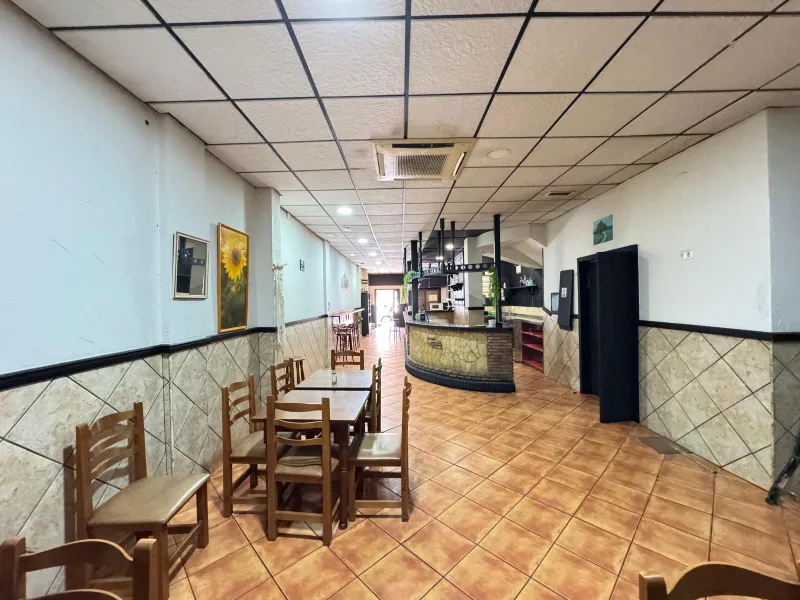 BAR EN VENTA. SE VENDE UN BAR A 500 METROS DE PLAYA DEL CURA CON 2 BAÑOS Y 150 M2 SUPERFICIE.